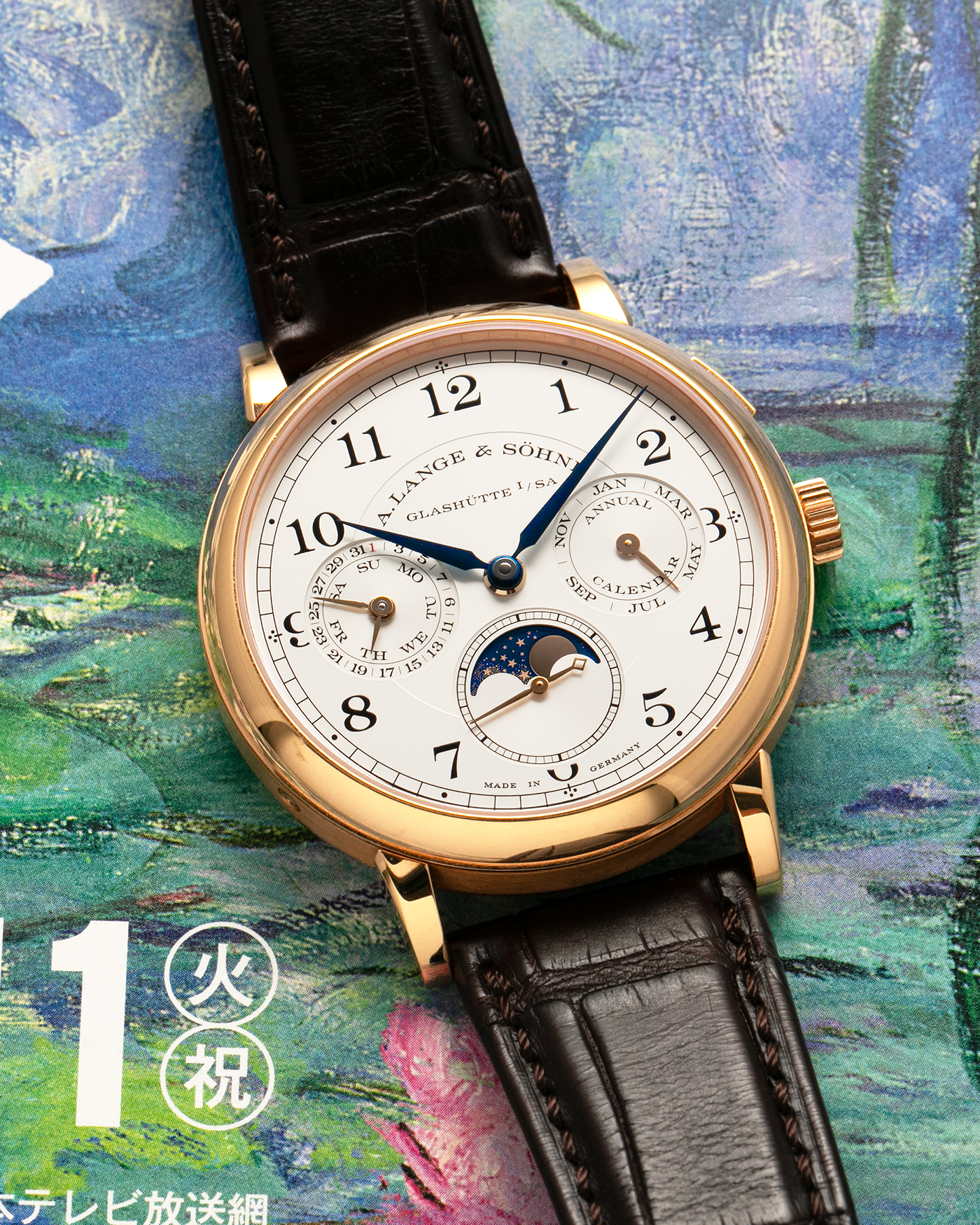 Brand: A. Lange & Söhne
Year: 2018
Model: 1815 Annual Calendar
Material: 18k Rose Gold
Movement: Manual Winding L051.3
Case Diameter: 40mm
Bracelet/Strap: A. Lange & Söhne Dark Brown Alligator Strap with signed 18k Rose Gold Tang Buckle