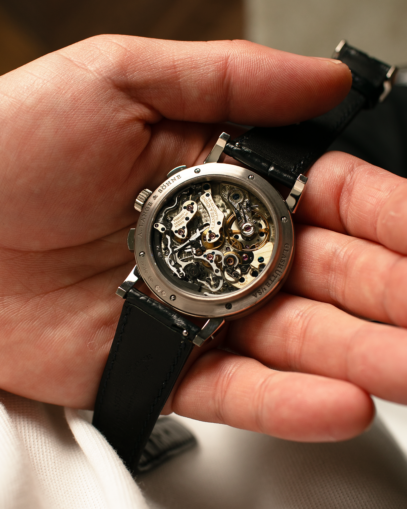 Brand: A. Lange & Söhne
Year: 2017
Model: 1815 Chronograph Boutique Edition
Reference Number: 414.026
Material: 18-carat White Gold
Movement: A. Lange & Söhne Cal. L951.5, Manual-Winding
Case Dimensions: 39.5mm x 11mm (Lug-to-Lug 48mm)
Lug Width: 20mm
Strap: A. Lange & Söhne Black Alligator Strap with signed 18-carat White Gold Tang Buckle