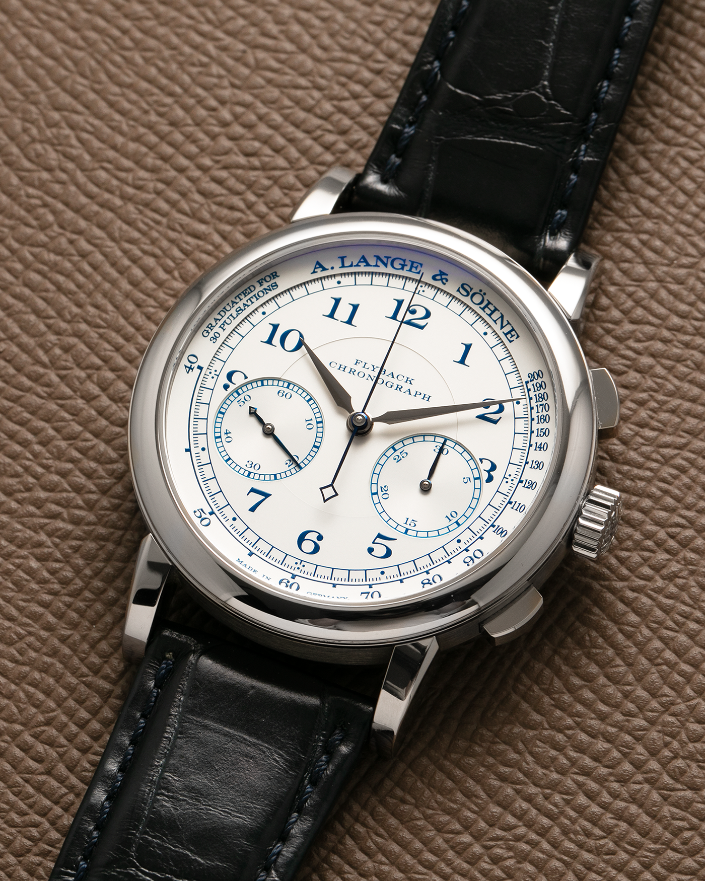 Brand: A. Lange & Söhne
Year: 2017
Model: 1815 Chronograph Boutique Edition
Reference Number: 414.026
Material: 18-carat White Gold
Movement: A. Lange & Söhne Cal. L951.5, Manual-Winding
Case Dimensions: 39.5mm x 11mm (Lug-to-Lug 48mm)
Lug Width: 20mm
Strap: A. Lange & Söhne Black Alligator Strap with signed 18-carat White Gold Tang Buckle