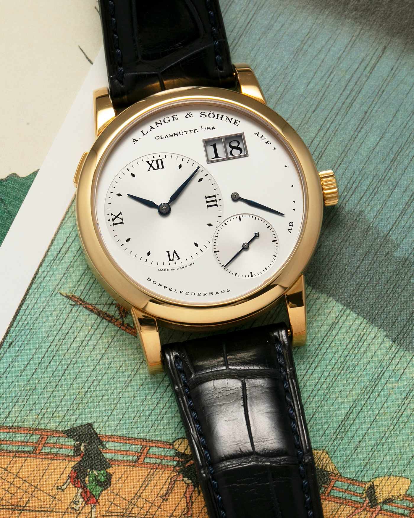 Brand: A. Lange & Söhne Year: 2000s Model: Lange 1 Reference: 101.022 Material: 18-carat Yellow Gold, German Silver Movement: A. Lange & Söhne Cal. L901.0, Manual-Winding Case Diameter: 38.5mm Lug Width: 20mm Strap: A. Lange & Söhne Black Alligator Leather Strap with Signed 18-carat Yellow Gold Tang Buckle