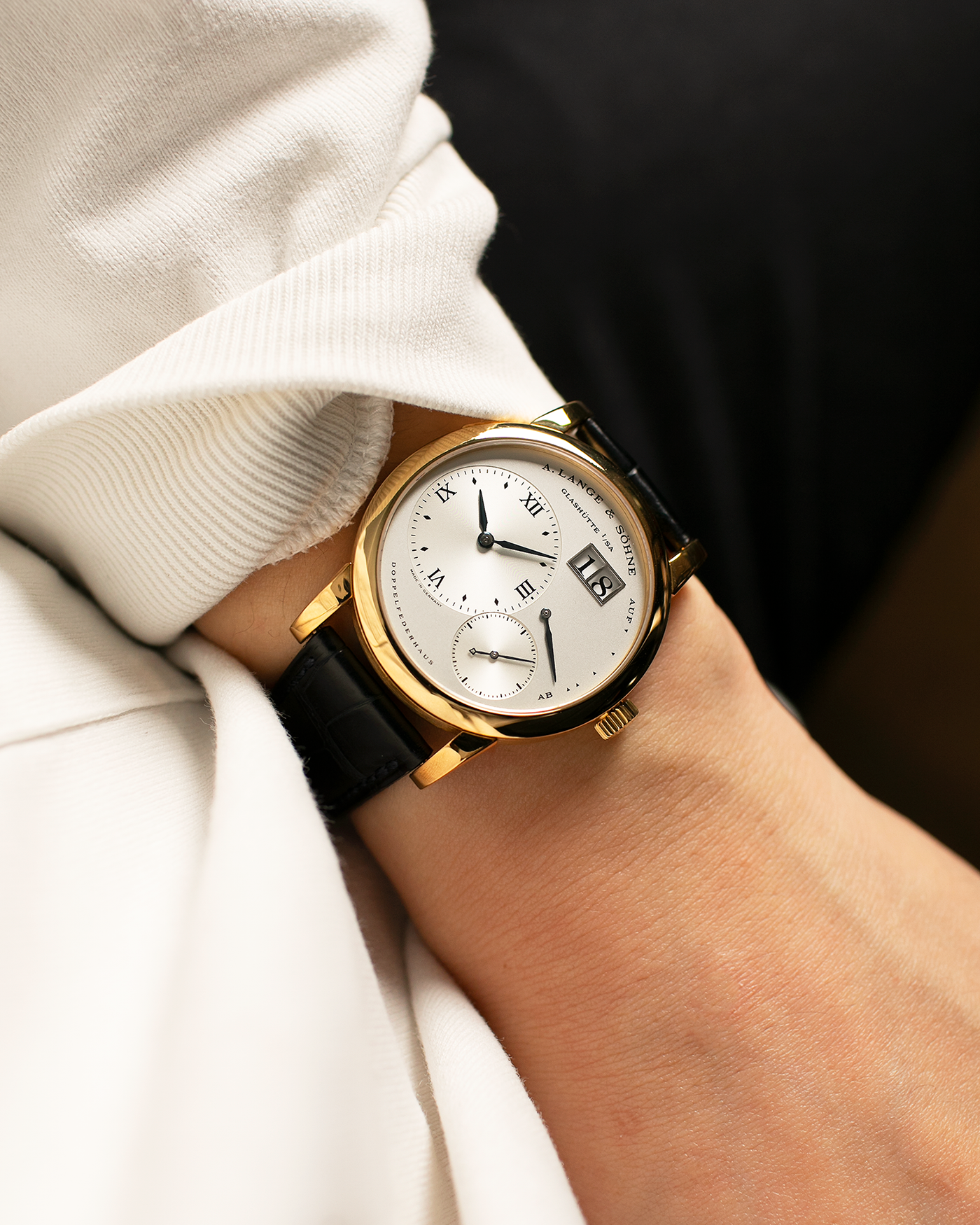 Brand: A. Lange & Söhne Year: 2000s Model: Lange 1 Reference: 101.022 Material: 18-carat Yellow Gold, German Silver Movement: A. Lange & Söhne Cal. L901.0, Manual-Winding Case Diameter: 38.5mm Lug Width: 20mm Strap: A. Lange & Söhne Black Alligator Leather Strap with Signed 18-carat Yellow Gold Tang Buckle