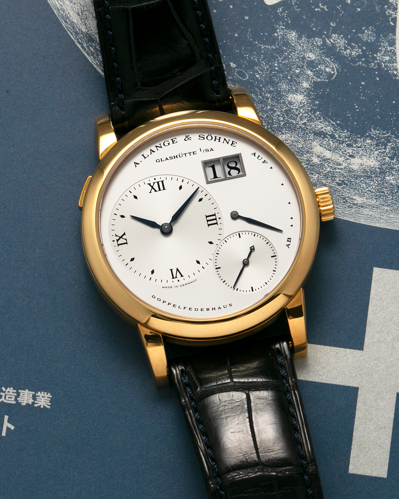 Brand: A. Lange & Söhne Year: 2000s Model: Lange 1 Reference: 101.022 Material: 18-carat Yellow Gold, German Silver Movement: A. Lange & Söhne Cal. L901.0, Manual-Winding Case Diameter: 38.5mm Lug Width: 20mm Strap: A. Lange & Söhne Black Alligator Leather Strap with Signed 18-carat Yellow Gold Tang Buckle