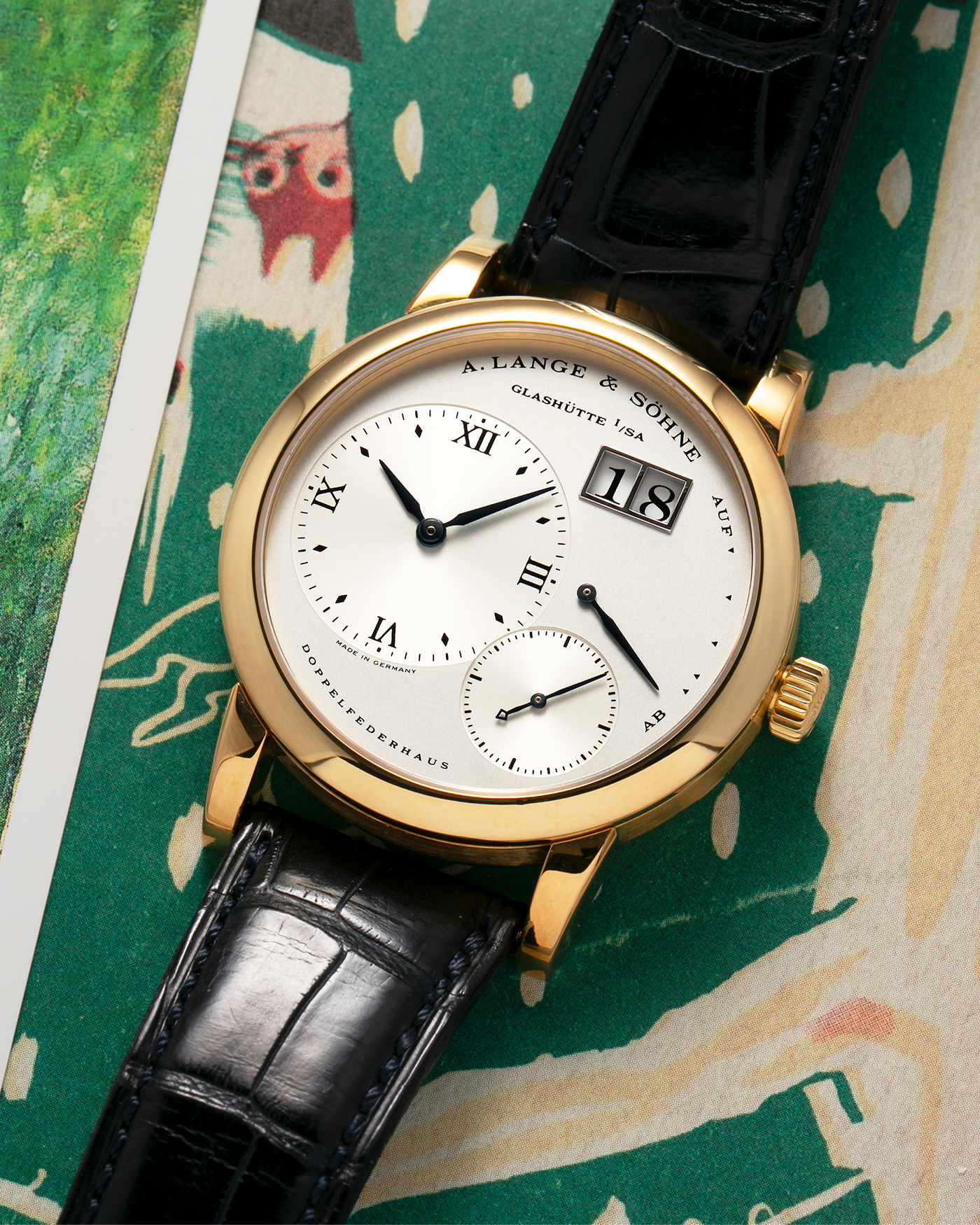 Brand: A. Lange & Söhne Year: 2000s Model: Lange 1 Reference: 101.022 Material: 18-carat Yellow Gold, German Silver Movement: A. Lange & Söhne Cal. L901.0, Manual-Winding Case Diameter: 38.5mm Lug Width: 20mm Strap: A. Lange & Söhne Black Alligator Leather Strap with Signed 18-carat Yellow Gold Tang Buckle