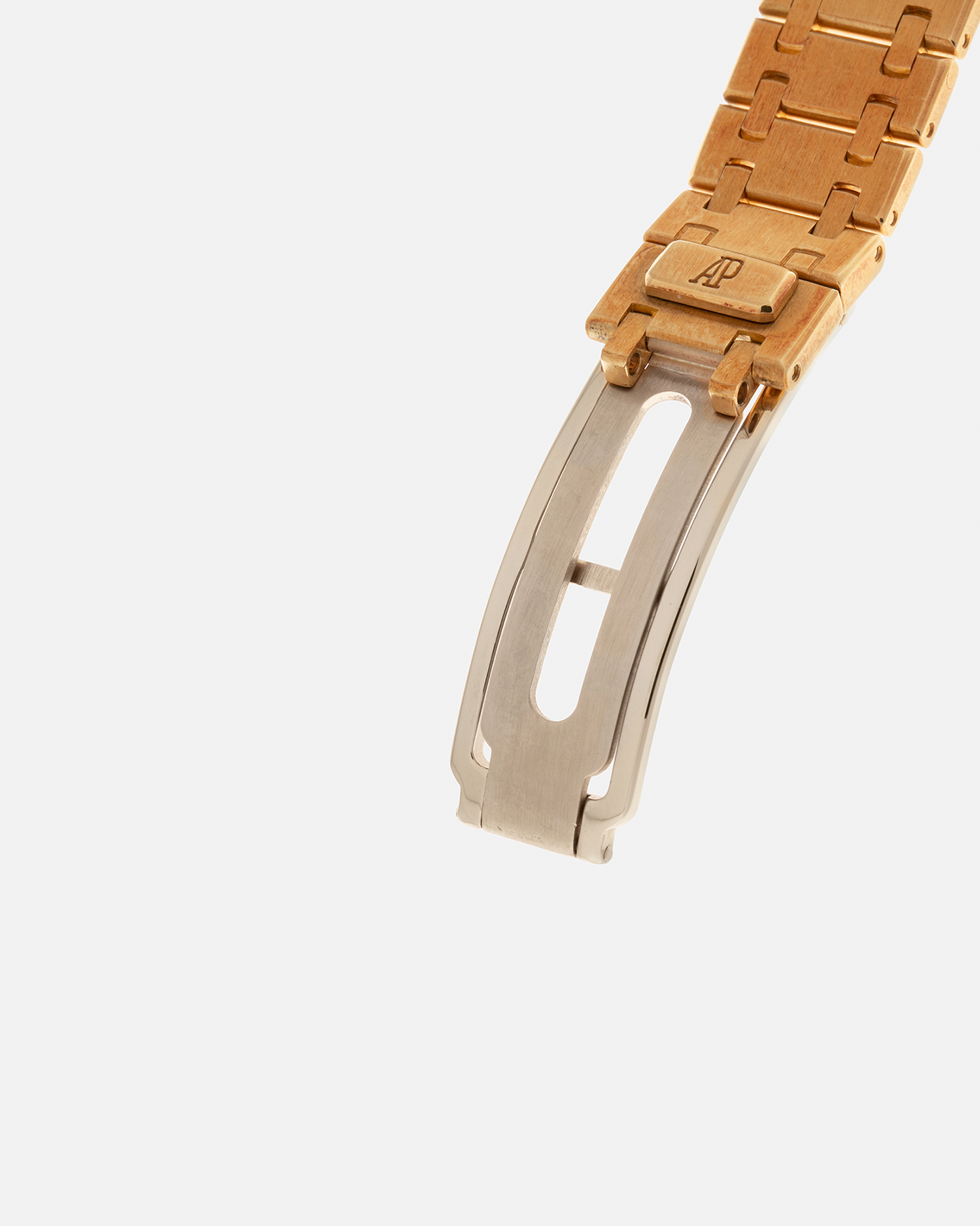 Brand: Audemars Piguet
Year: 1992
Model: Royal Oak ‘Nick Faldo’
Reference: 15090BA
Material: 18-carat Yellow Gold
Movement: Audemars Piguet Cal. 2225 (Derived from JLC Cal. 889), Self-Winding
Case Dimensions: 36mm x 8mm (Lug-to-Lug 46mm)
Bracelet: Audemars Piguet Integrated Bracelet in 18-carat Yellow Gold with Signed Folding Clasp