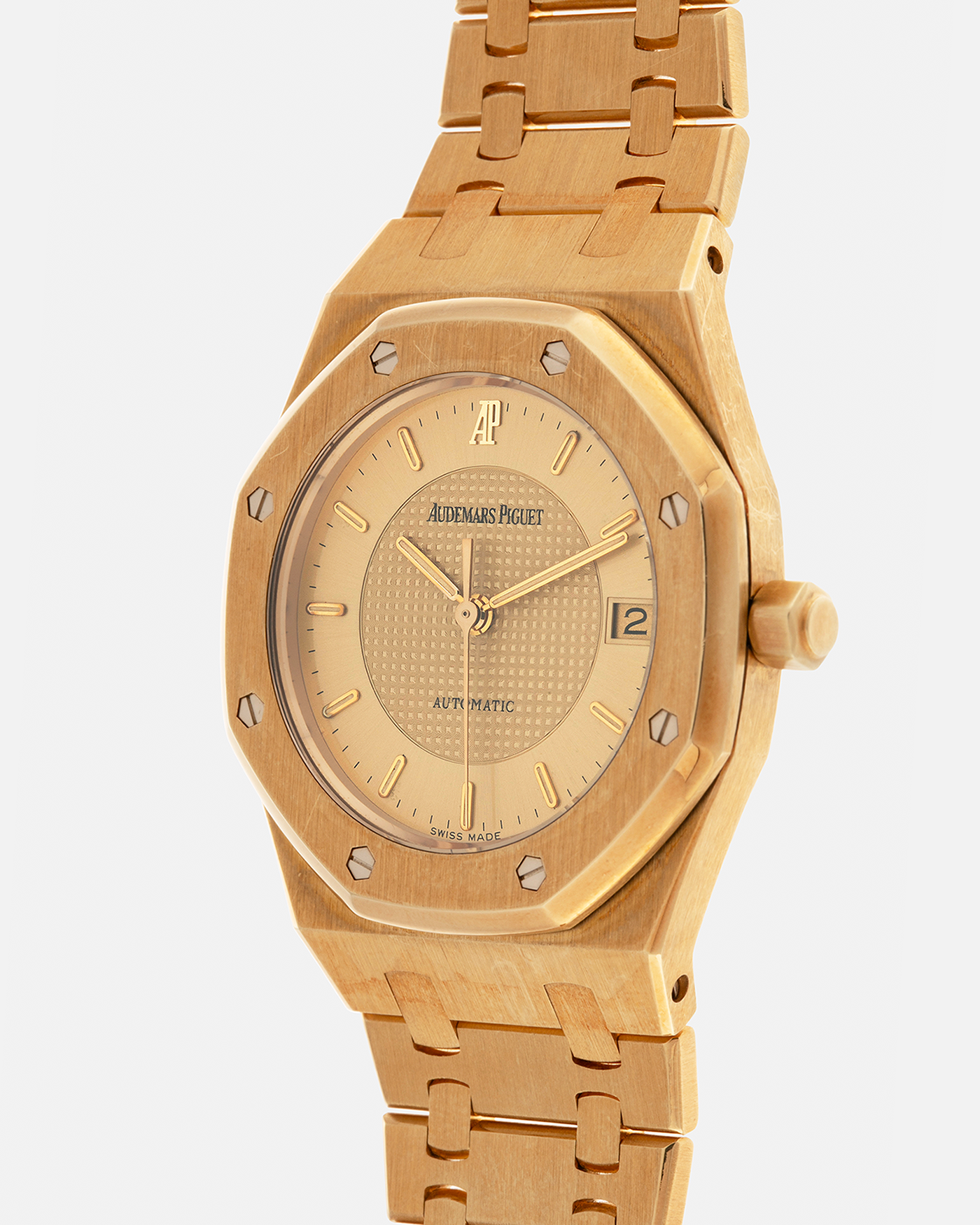 Brand: Audemars Piguet
Year: 1992
Model: Royal Oak ‘Nick Faldo’
Reference: 15090BA
Material: 18-carat Yellow Gold
Movement: Audemars Piguet Cal. 2225 (Derived from JLC Cal. 889), Self-Winding
Case Dimensions: 36mm x 8mm (Lug-to-Lug 46mm)
Bracelet: Audemars Piguet Integrated Bracelet in 18-carat Yellow Gold with Signed Folding Clasp