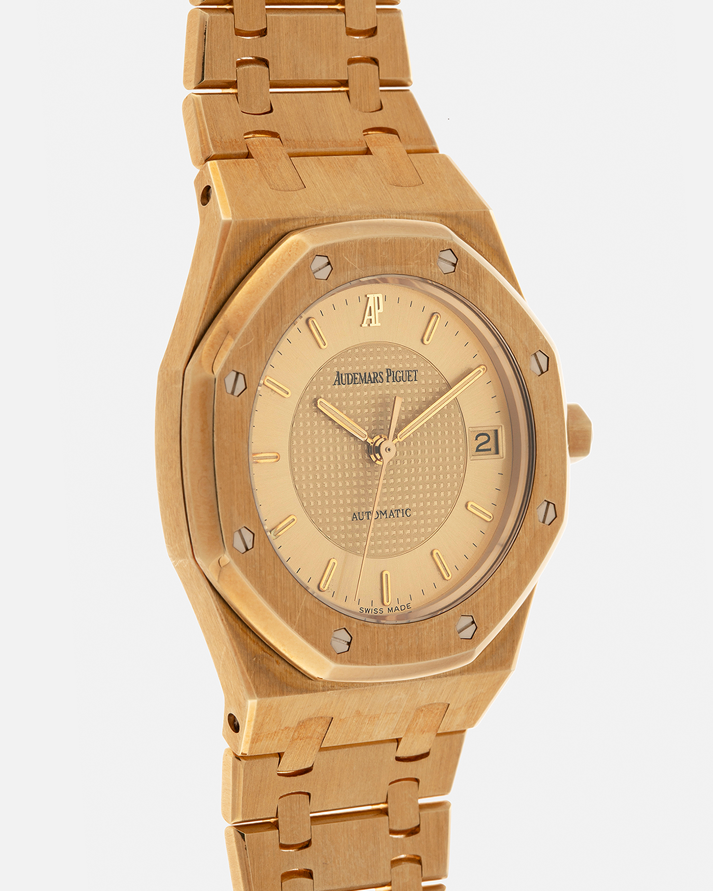 Brand: Audemars Piguet
Year: 1992
Model: Royal Oak ‘Nick Faldo’
Reference: 15090BA
Material: 18-carat Yellow Gold
Movement: Audemars Piguet Cal. 2225 (Derived from JLC Cal. 889), Self-Winding
Case Dimensions: 36mm x 8mm (Lug-to-Lug 46mm)
Bracelet: Audemars Piguet Integrated Bracelet in 18-carat Yellow Gold with Signed Folding Clasp
