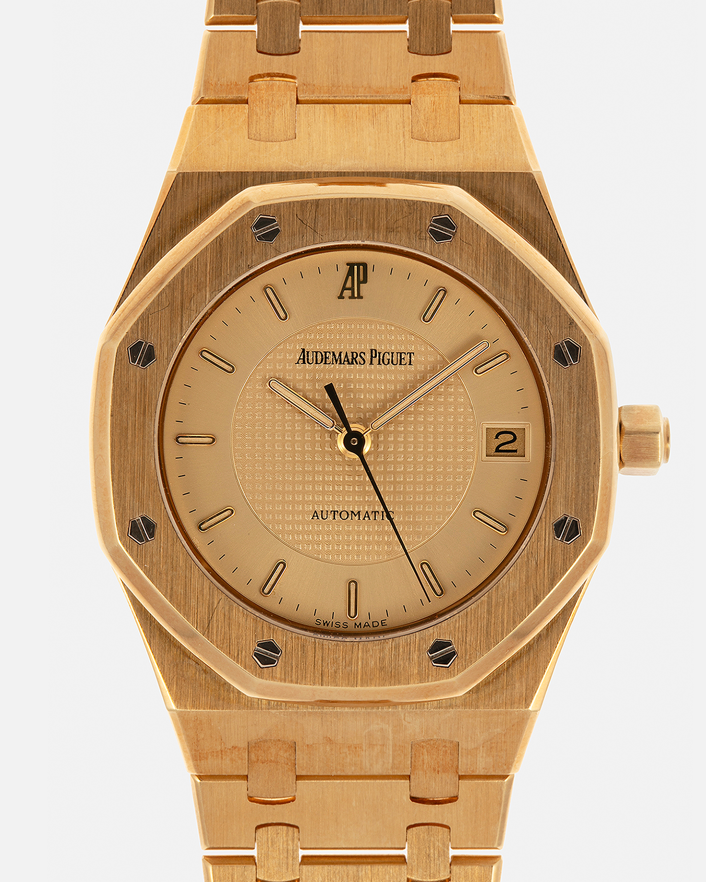 Brand: Audemars Piguet
Year: 1992
Model: Royal Oak ‘Nick Faldo’
Reference: 15090BA
Material: 18-carat Yellow Gold
Movement: Audemars Piguet Cal. 2225 (Derived from JLC Cal. 889), Self-Winding
Case Dimensions: 36mm x 8mm (Lug-to-Lug 46mm)
Bracelet: Audemars Piguet Integrated Bracelet in 18-carat Yellow Gold with Signed Folding Clasp