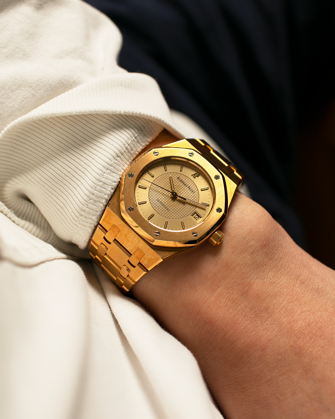 Brand: Audemars Piguet
Year: 1992
Model: Royal Oak ‘Nick Faldo’
Reference: 15090BA
Material: 18-carat Yellow Gold
Movement: Audemars Piguet Cal. 2225 (Derived from JLC Cal. 889), Self-Winding
Case Dimensions: 36mm x 8mm (Lug-to-Lug 46mm)
Bracelet: Audemars Piguet Integrated Bracelet in 18-carat Yellow Gold with Signed Folding Clasp
