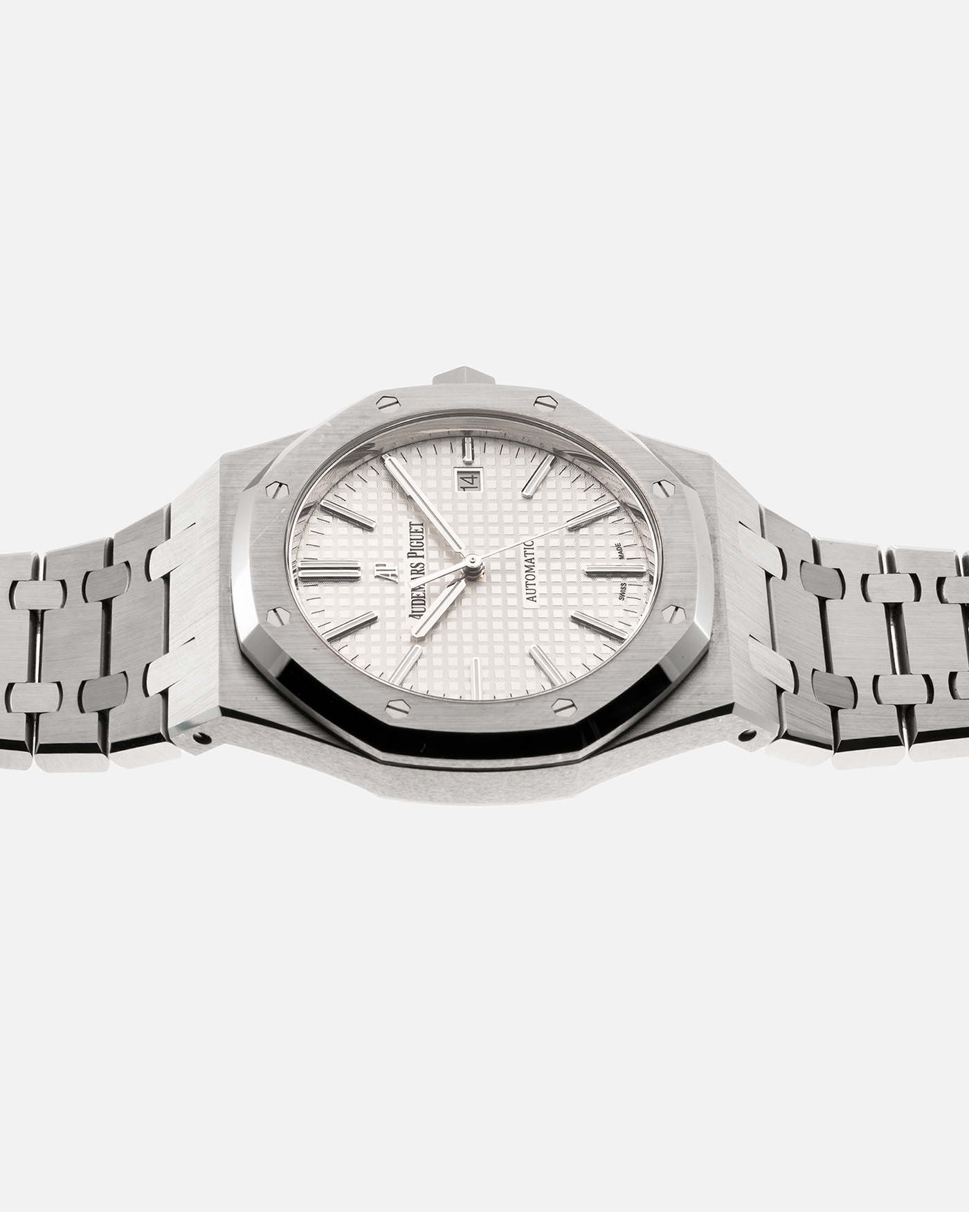Brand: Audemars Piguet Year: 2017 Model: Royal Oak Reference Number: 15400ST Material: Stainless Steel Movement: Cal. 3120, Self-Winding Case Diameter: 41mm Bracelet: Audemars Piguet Stainless Steel Integrated Bracelet