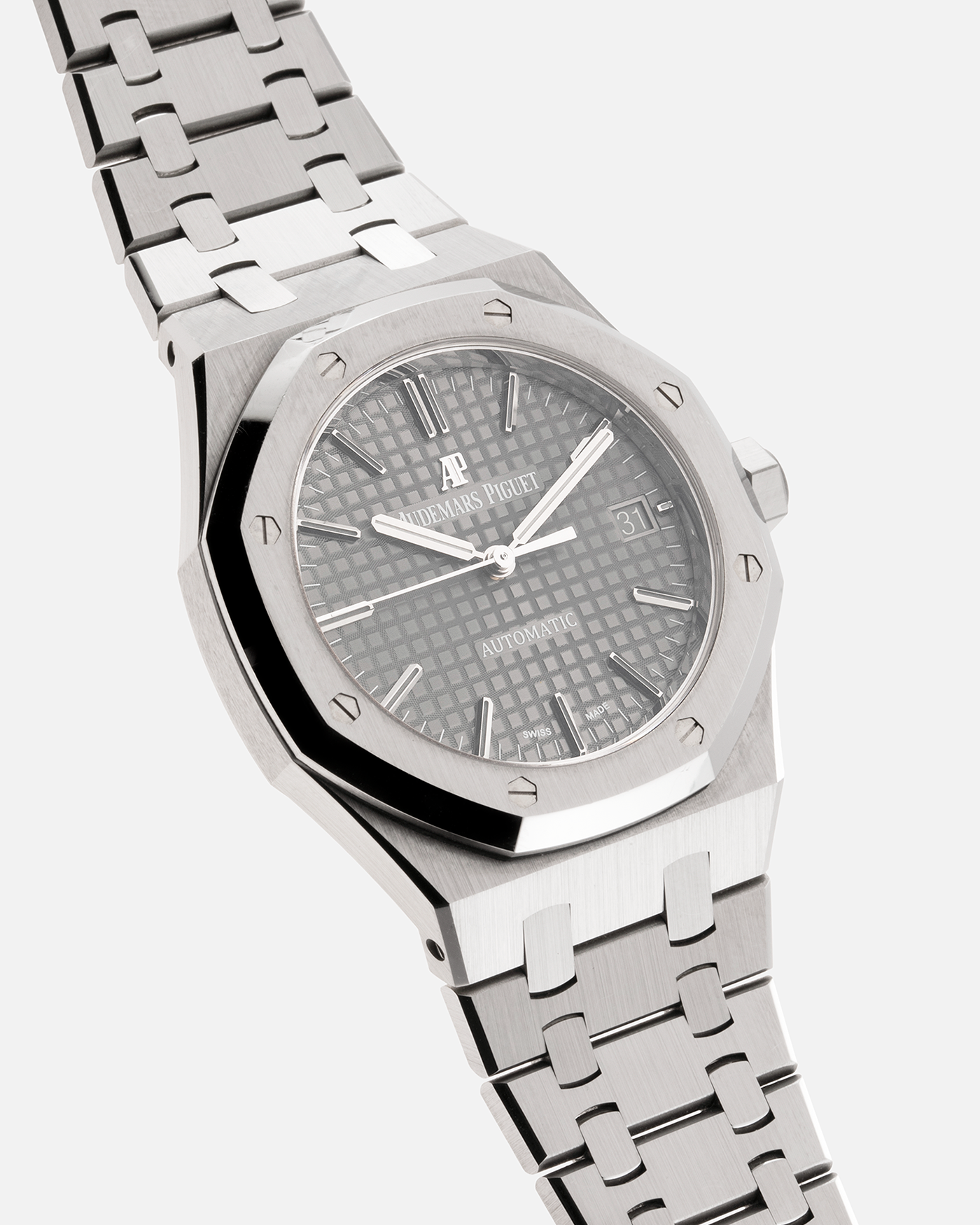 Brand: Audemars Piguet Year: 2020 Model: Royal Oak Reference Number: 15450ST Material: Stainless Steel Movement: Cal. 3120, Self-Winding Case Diameter: 37mm Bracelet: Audemars Piguet Stainless Steel Integrated Bracelet with Signed Clasp