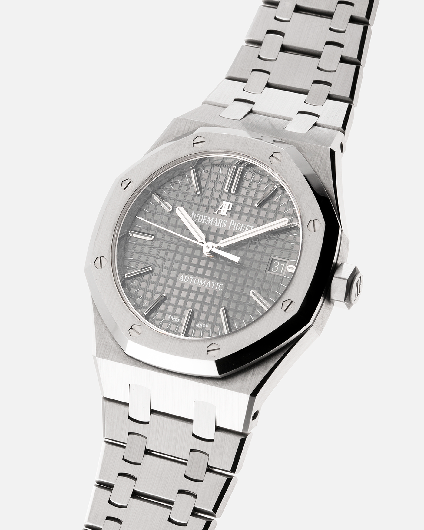 Brand: Audemars Piguet Year: 2020 Model: Royal Oak Reference Number: 15450ST Material: Stainless Steel Movement: Cal. 3120, Self-Winding Case Diameter: 37mm Bracelet: Audemars Piguet Stainless Steel Integrated Bracelet with Signed Clasp