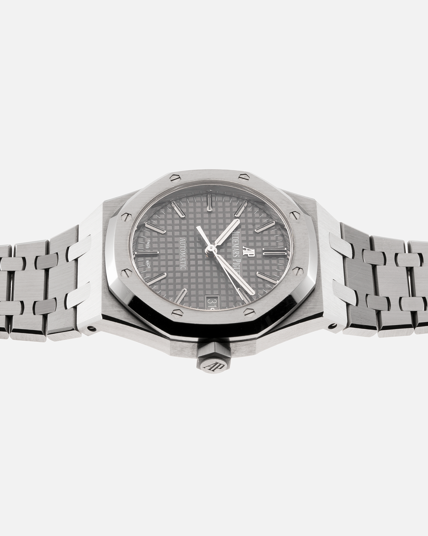 Brand: Audemars Piguet Year: 2020 Model: Royal Oak Reference Number: 15450ST Material: Stainless Steel Movement: Cal. 3120, Self-Winding Case Diameter: 37mm Bracelet: Audemars Piguet Stainless Steel Integrated Bracelet with Signed Clasp