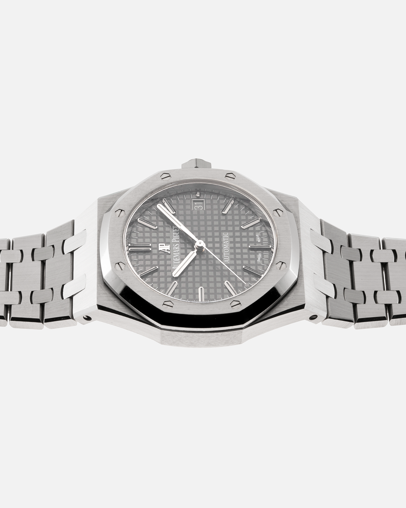 Brand: Audemars Piguet Year: 2020 Model: Royal Oak Reference Number: 15450ST Material: Stainless Steel Movement: Cal. 3120, Self-Winding Case Diameter: 37mm Bracelet: Audemars Piguet Stainless Steel Integrated Bracelet with Signed Clasp