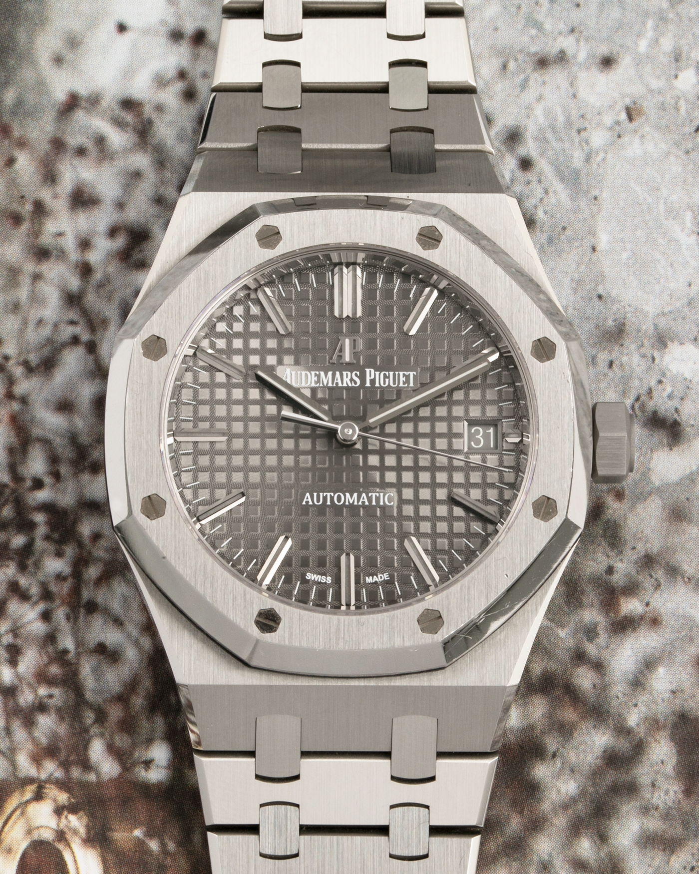 Brand: Audemars Piguet Year: 2020 Model: Royal Oak Reference Number: 15450ST Material: Stainless Steel Movement: Cal. 3120, Self-Winding Case Diameter: 37mm Bracelet: Audemars Piguet Stainless Steel Integrated Bracelet with Signed Clasp