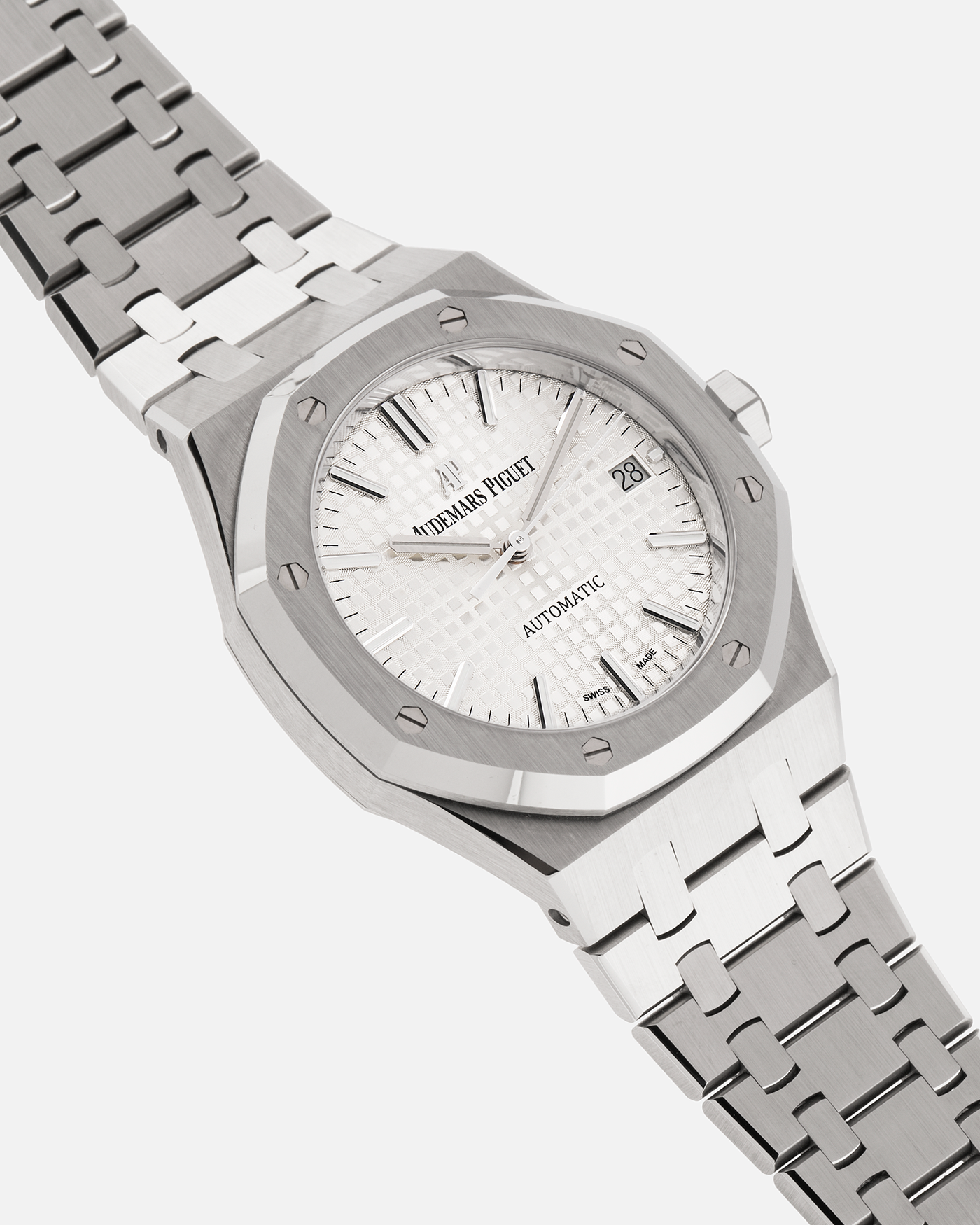 Brand: Audemars Piguet
Year: 2020
Model: Royal Oak
Reference Number: 15450
Material: Stainless Steel
Movement: Cal 3120
Case Diameter: 37mm Diameter 9.8m Thickness
Bracelet: Audemars Piguet Stainless Steel Bracelet