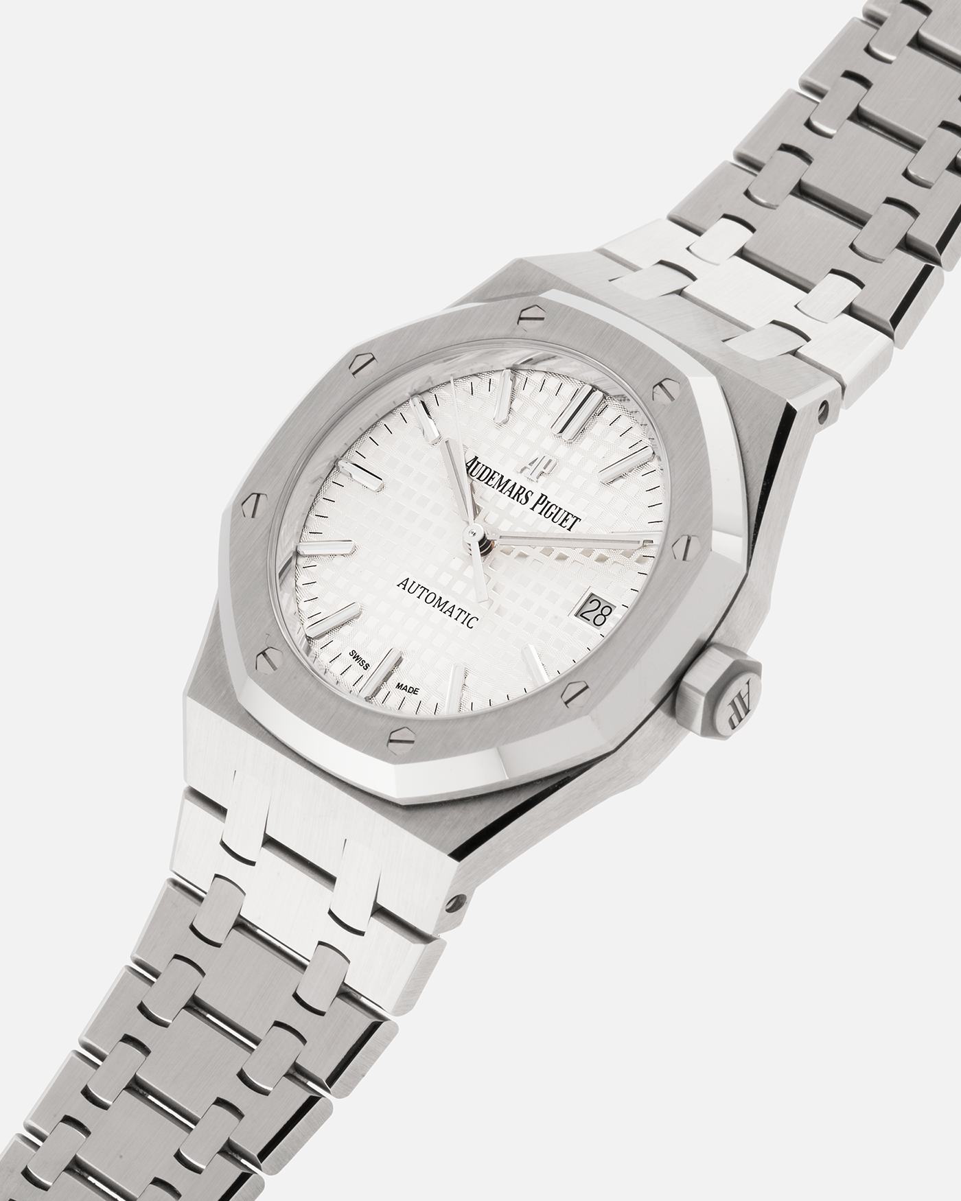Brand: Audemars Piguet
Year: 2020
Model: Royal Oak
Reference Number: 15450
Material: Stainless Steel
Movement: Cal 3120
Case Diameter: 37mm Diameter 9.8m Thickness
Bracelet: Audemars Piguet Stainless Steel Bracelet