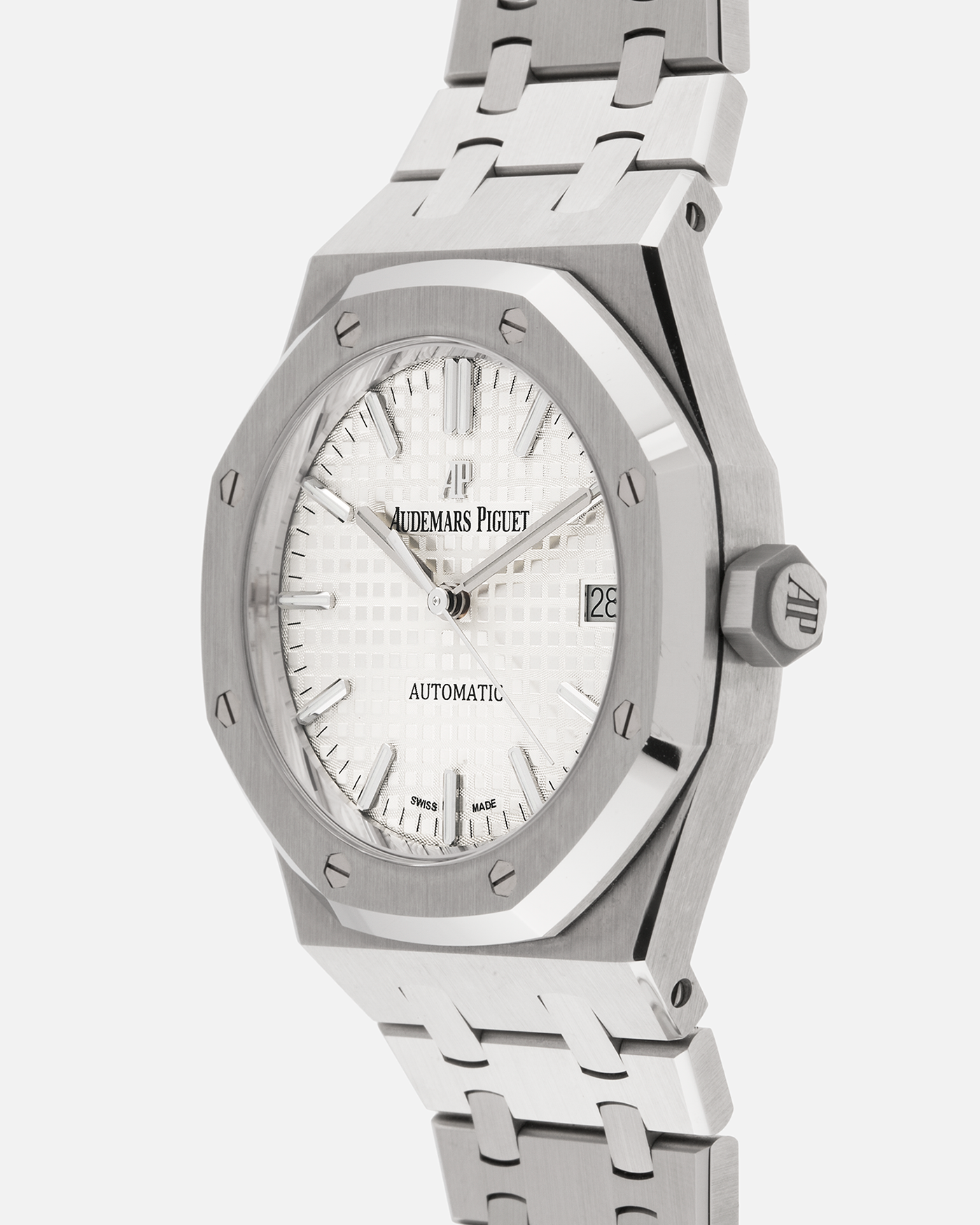 Brand: Audemars Piguet
Year: 2020
Model: Royal Oak
Reference Number: 15450
Material: Stainless Steel
Movement: Cal 3120
Case Diameter: 37mm Diameter 9.8m Thickness
Bracelet: Audemars Piguet Stainless Steel Bracelet