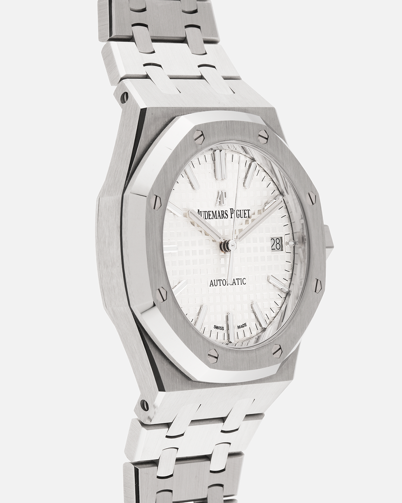 Brand: Audemars Piguet
Year: 2020
Model: Royal Oak
Reference Number: 15450
Material: Stainless Steel
Movement: Cal 3120
Case Diameter: 37mm Diameter 9.8m Thickness
Bracelet: Audemars Piguet Stainless Steel Bracelet