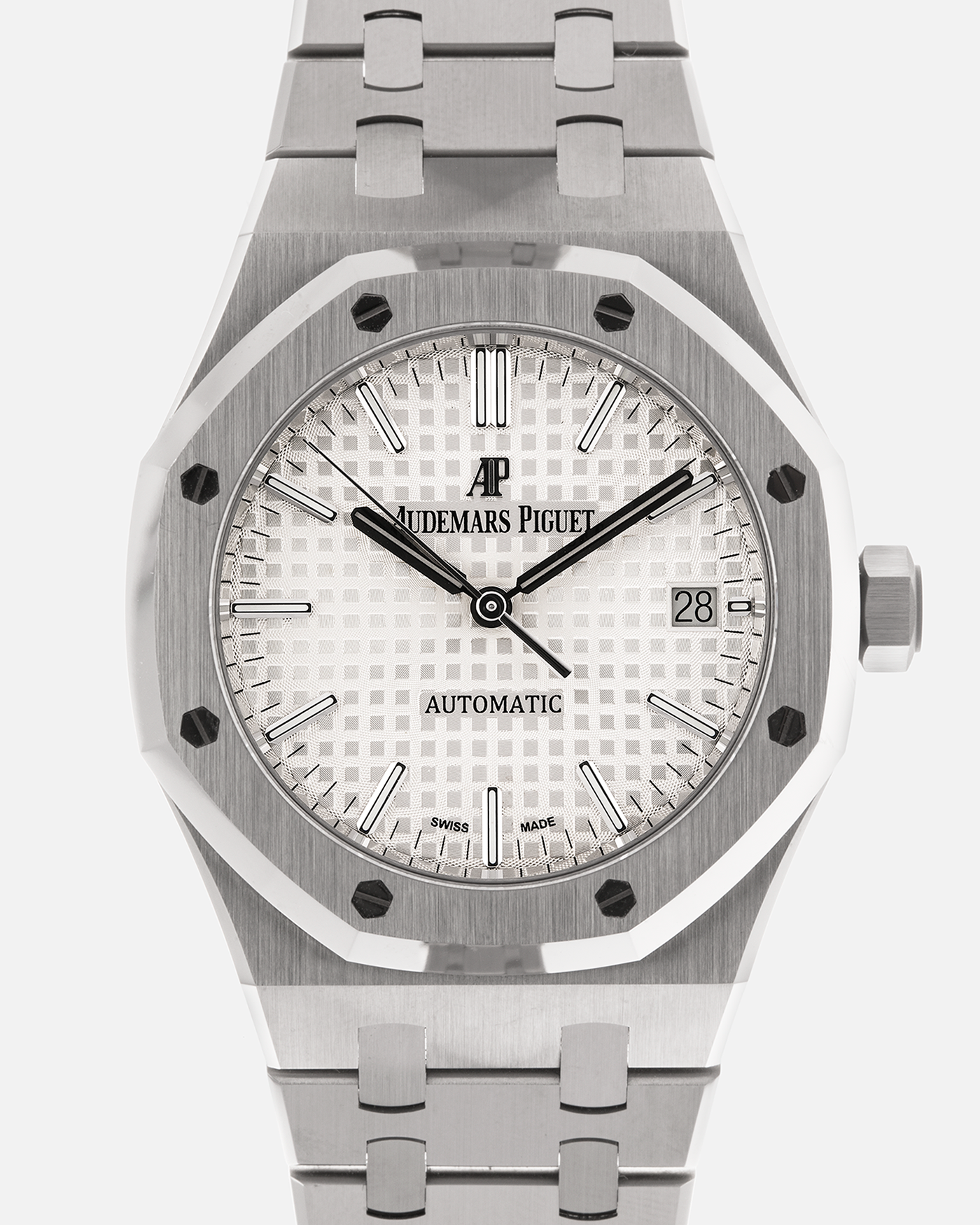 Brand: Audemars Piguet
Year: 2020
Model: Royal Oak
Reference Number: 15450
Material: Stainless Steel
Movement: Cal 3120
Case Diameter: 37mm Diameter 9.8m Thickness
Bracelet: Audemars Piguet Stainless Steel Bracelet