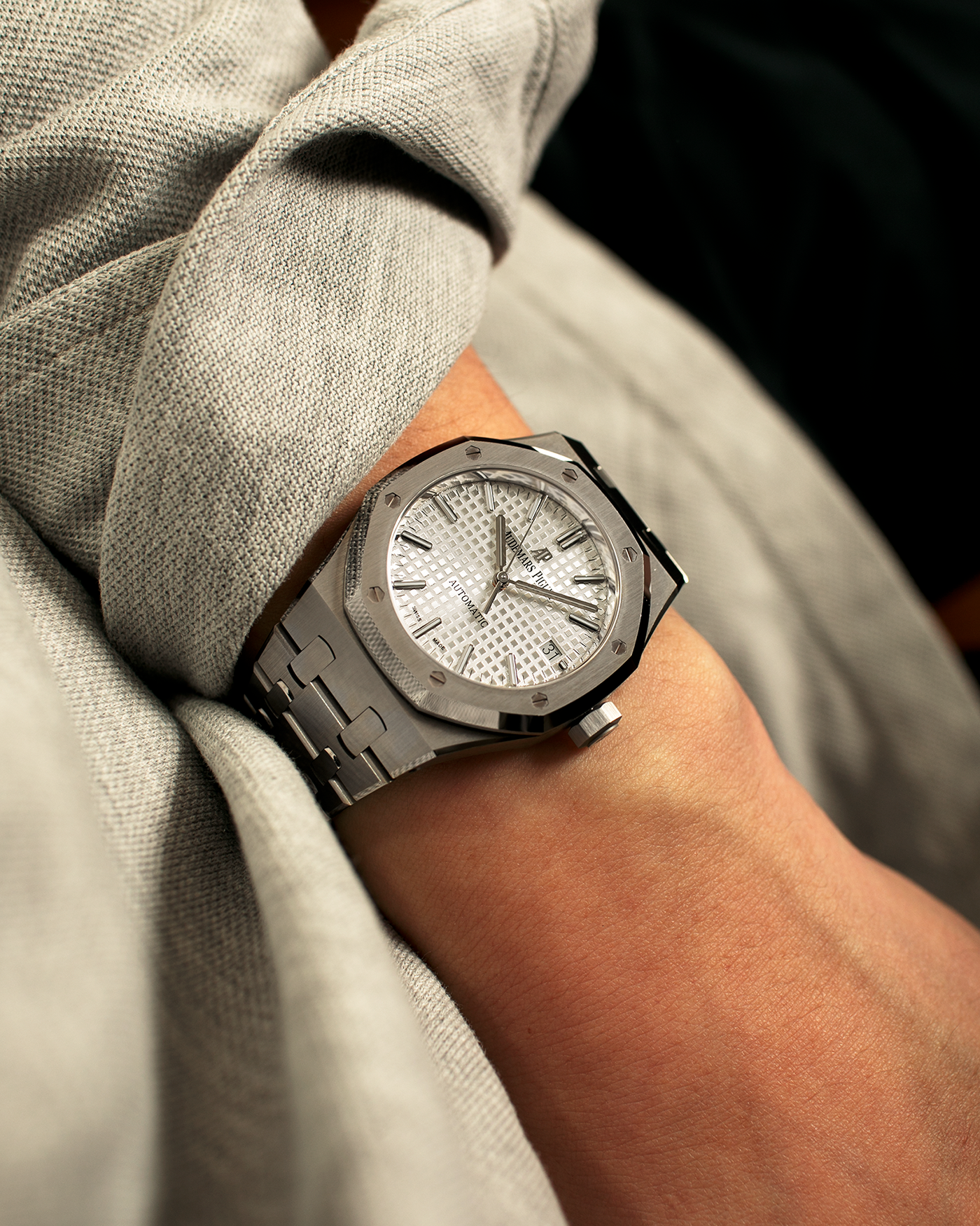 Brand: Audemars Piguet
Year: 2020
Model: Royal Oak
Reference Number: 15450
Material: Stainless Steel
Movement: Cal 3120
Case Diameter: 37mm Diameter 9.8m Thickness
Bracelet: Audemars Piguet Stainless Steel Bracelet