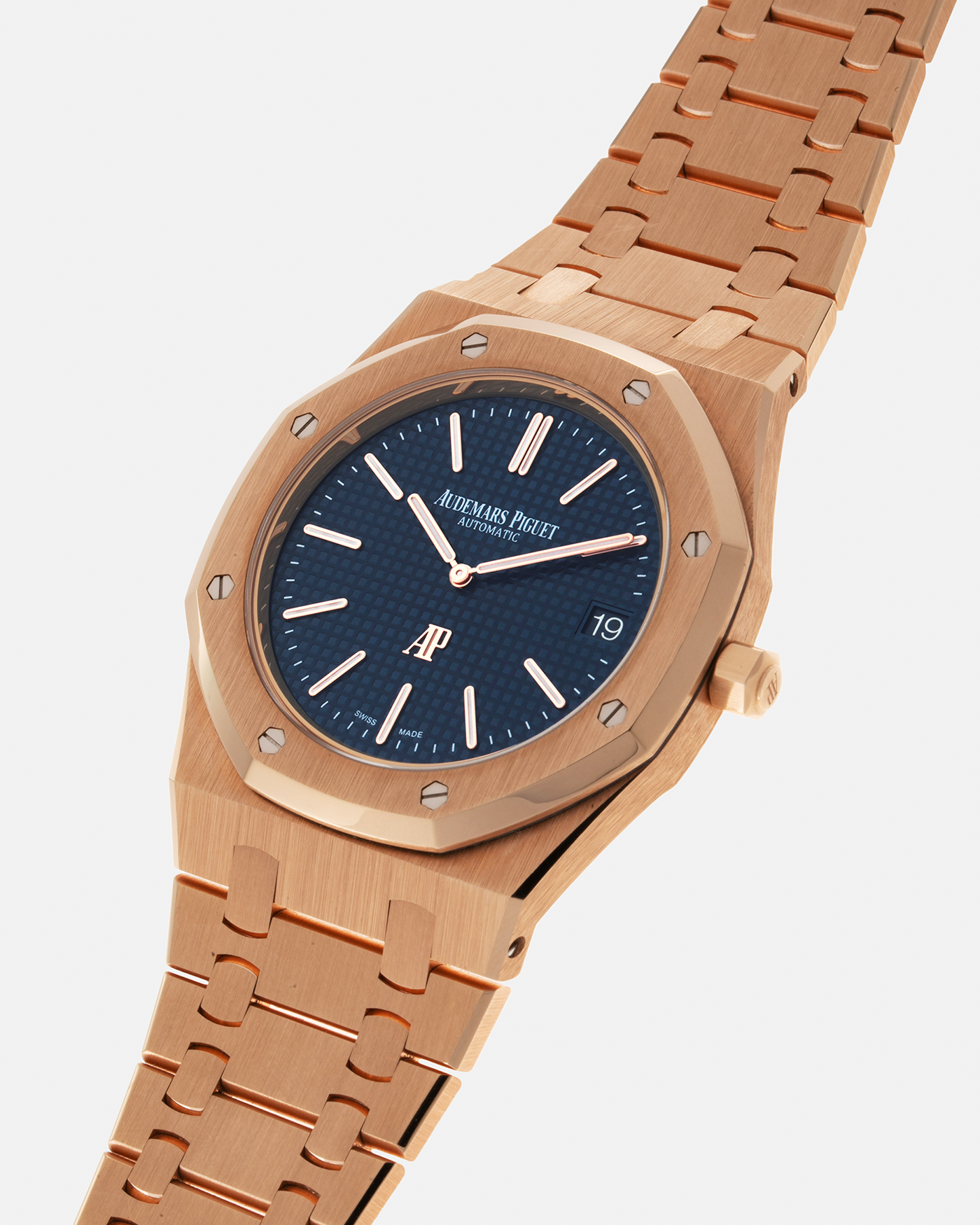 Brand: Audemars Piguet Year: 2019 Model: Royal Oak Reference Number: 15202OR.OO.1240OR.01.A Material:18-carat Pink Gold Movement: Audemars Piguet Cal. 2121 (JLC-derived), Self-Winding Case Dimensions: 39mm x 8.1mm Bracelet: Audemars Piguet 18-carat Pink Gold Integrated Bracelet