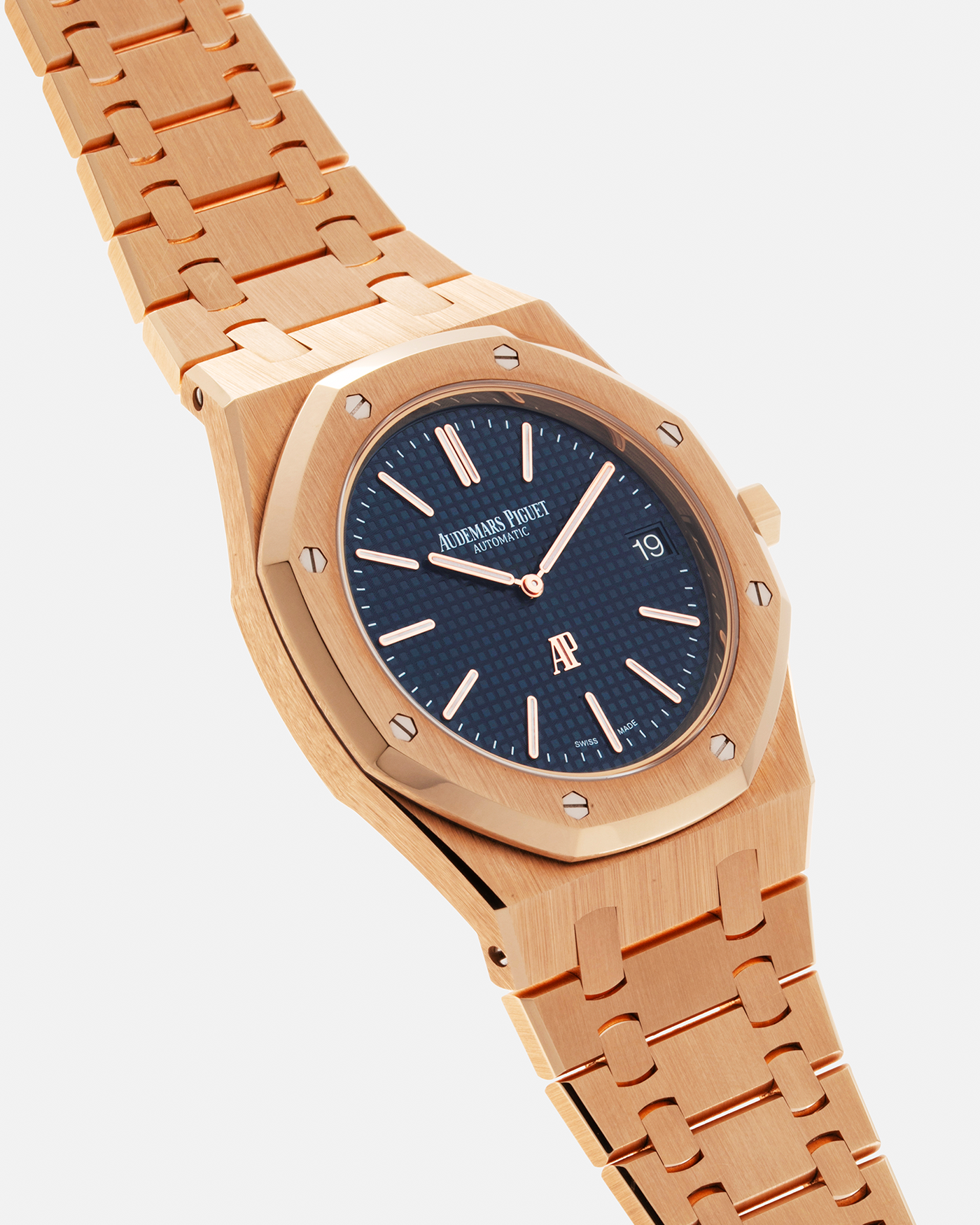 Brand: Audemars Piguet Year: 2019 Model: Royal Oak Reference Number: 15202OR.OO.1240OR.01.A Material:18-carat Pink Gold Movement: Audemars Piguet Cal. 2121 (JLC-derived), Self-Winding Case Dimensions: 39mm x 8.1mm Bracelet: Audemars Piguet 18-carat Pink Gold Integrated Bracelet