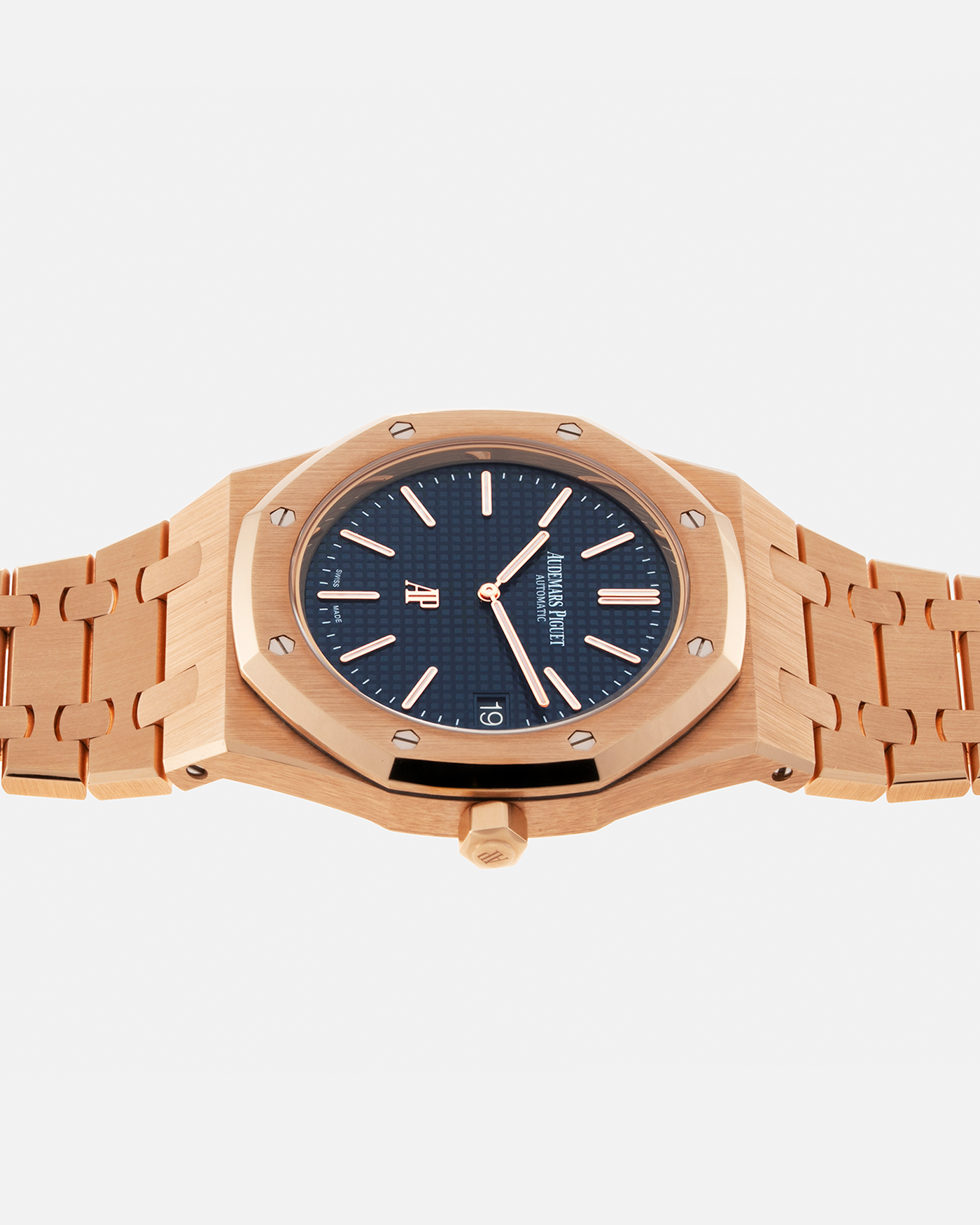 Brand: Audemars Piguet Year: 2019 Model: Royal Oak Reference Number: 15202OR.OO.1240OR.01.A Material:18-carat Pink Gold Movement: Audemars Piguet Cal. 2121 (JLC-derived), Self-Winding Case Dimensions: 39mm x 8.1mm Bracelet: Audemars Piguet 18-carat Pink Gold Integrated Bracelet