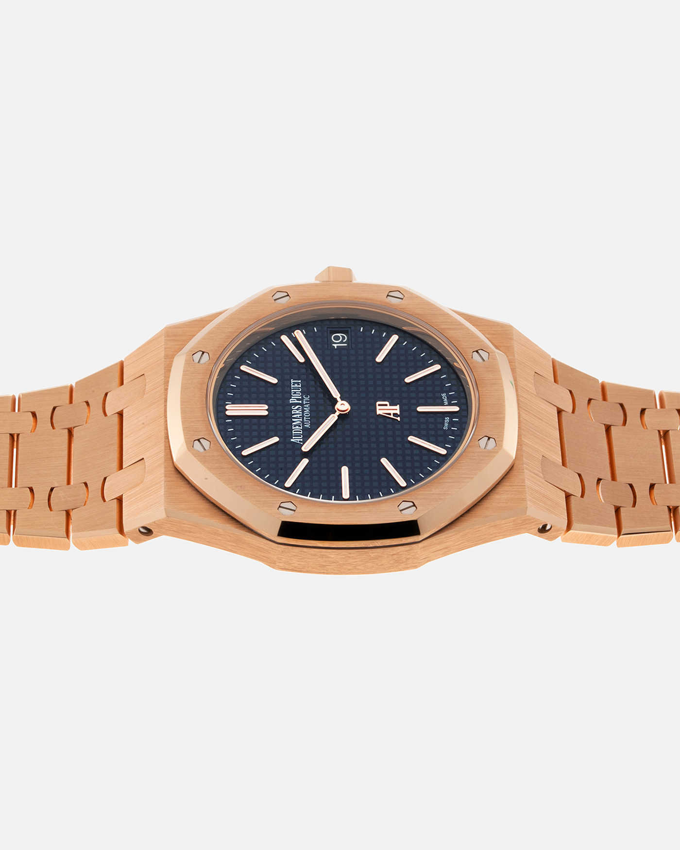 Brand: Audemars Piguet Year: 2019 Model: Royal Oak Reference Number: 15202OR.OO.1240OR.01.A Material:18-carat Pink Gold Movement: Audemars Piguet Cal. 2121 (JLC-derived), Self-Winding Case Dimensions: 39mm x 8.1mm Bracelet: Audemars Piguet 18-carat Pink Gold Integrated Bracelet