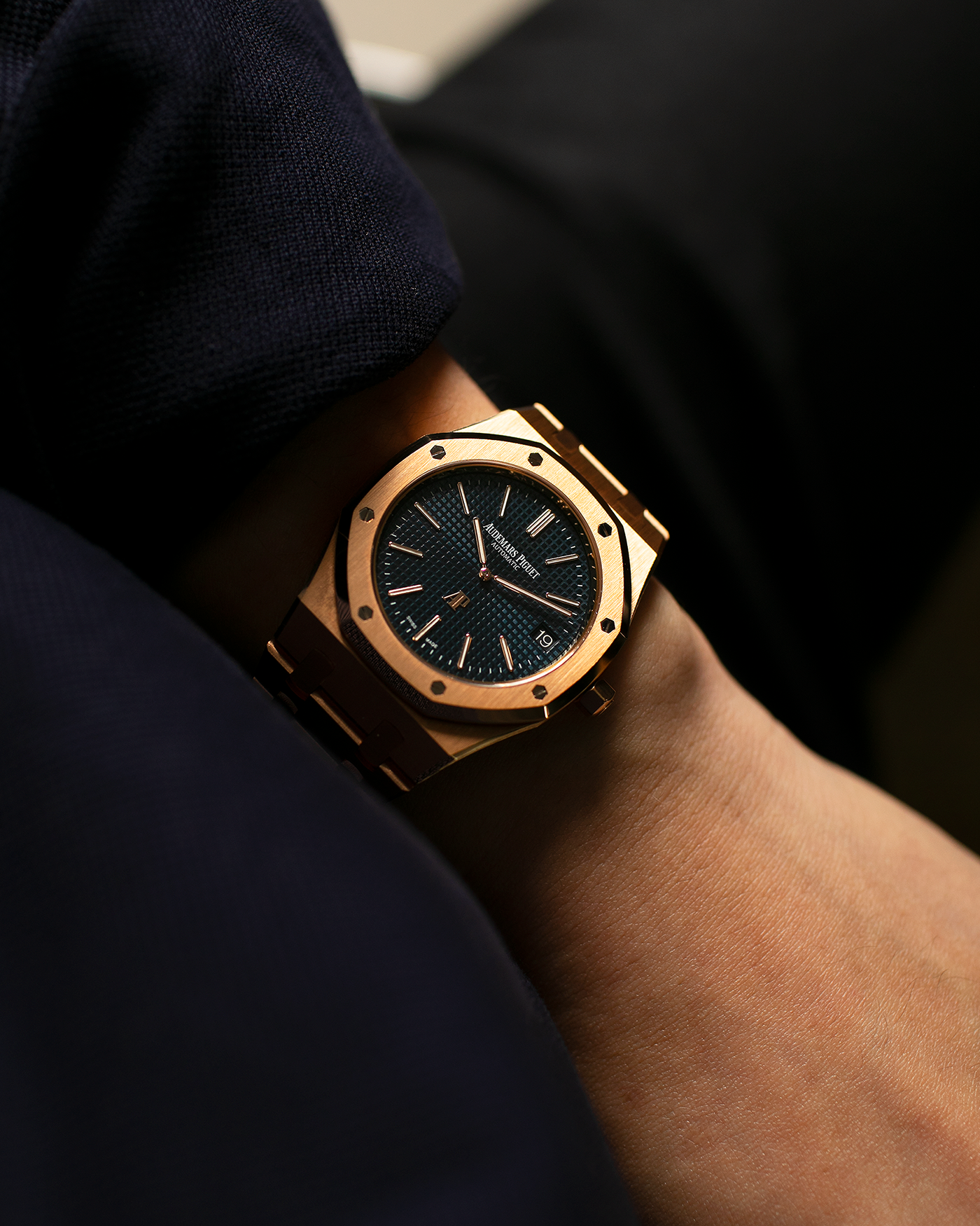 Brand: Audemars Piguet Year: 2019 Model: Royal Oak Reference Number: 15202OR.OO.1240OR.01.A Material:18-carat Pink Gold Movement: Audemars Piguet Cal. 2121 (JLC-derived), Self-Winding Case Dimensions: 39mm x 8.1mm Bracelet: Audemars Piguet 18-carat Pink Gold Integrated Bracelet