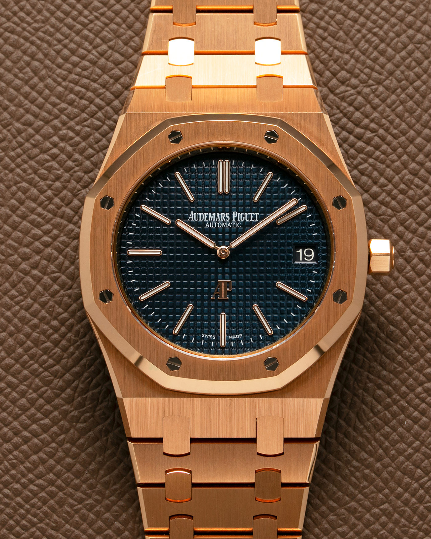 Brand: Audemars Piguet Year: 2019 Model: Royal Oak Reference Number: 15202OR.OO.1240OR.01.A Material:18-carat Pink Gold Movement: Audemars Piguet Cal. 2121 (JLC-derived), Self-Winding Case Dimensions: 39mm x 8.1mm Bracelet: Audemars Piguet 18-carat Pink Gold Integrated Bracelet