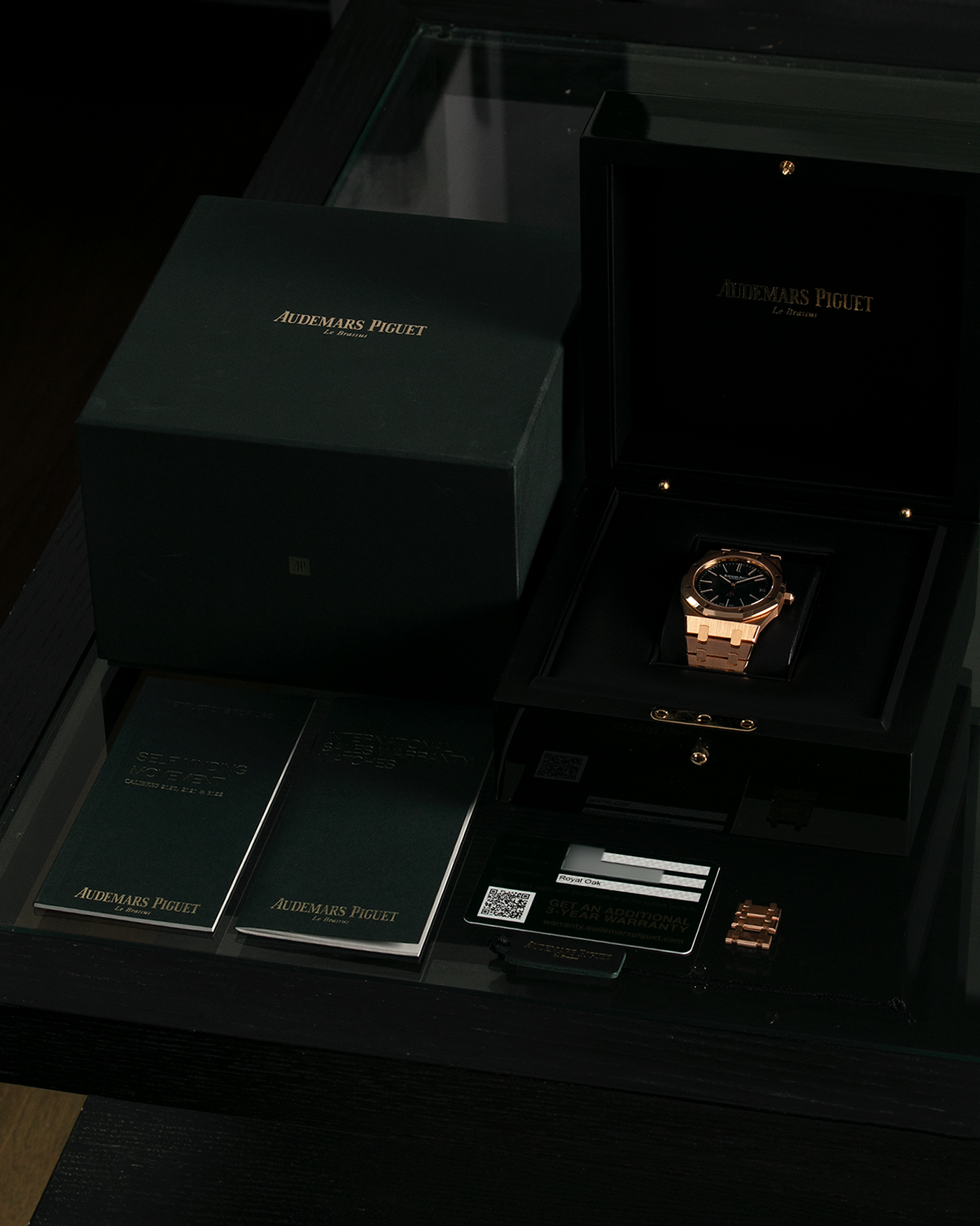 Brand: Audemars Piguet Year: 2019 Model: Royal Oak Reference Number: 15202OR.OO.1240OR.01.A Material:18-carat Pink Gold Movement: Audemars Piguet Cal. 2121 (JLC-derived), Self-Winding Case Dimensions: 39mm x 8.1mm Bracelet: Audemars Piguet 18-carat Pink Gold Integrated Bracelet