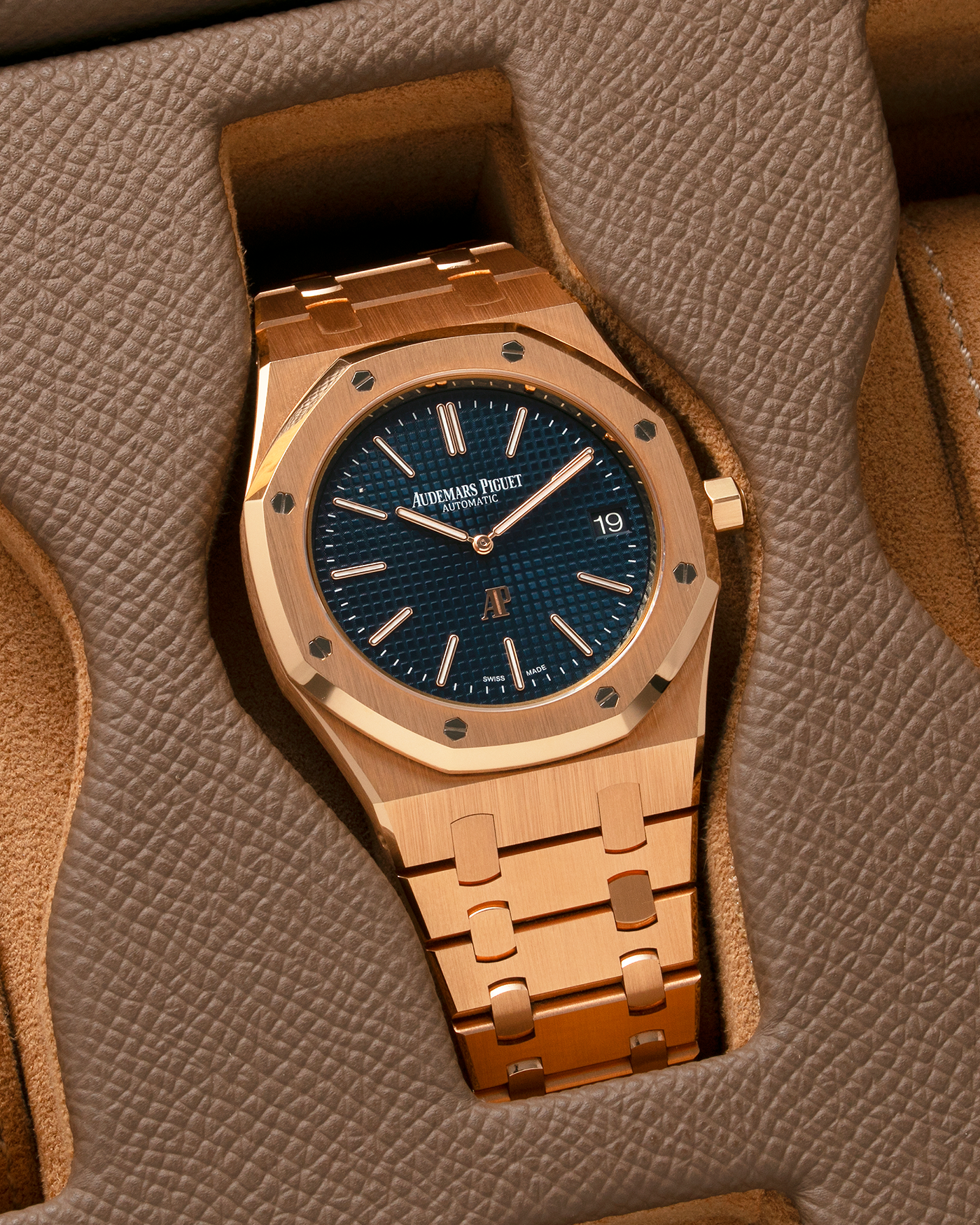 Brand: Audemars Piguet Year: 2019 Model: Royal Oak Reference Number: 15202OR.OO.1240OR.01.A Material:18-carat Pink Gold Movement: Audemars Piguet Cal. 2121 (JLC-derived), Self-Winding Case Dimensions: 39mm x 8.1mm Bracelet: Audemars Piguet 18-carat Pink Gold Integrated Bracelet