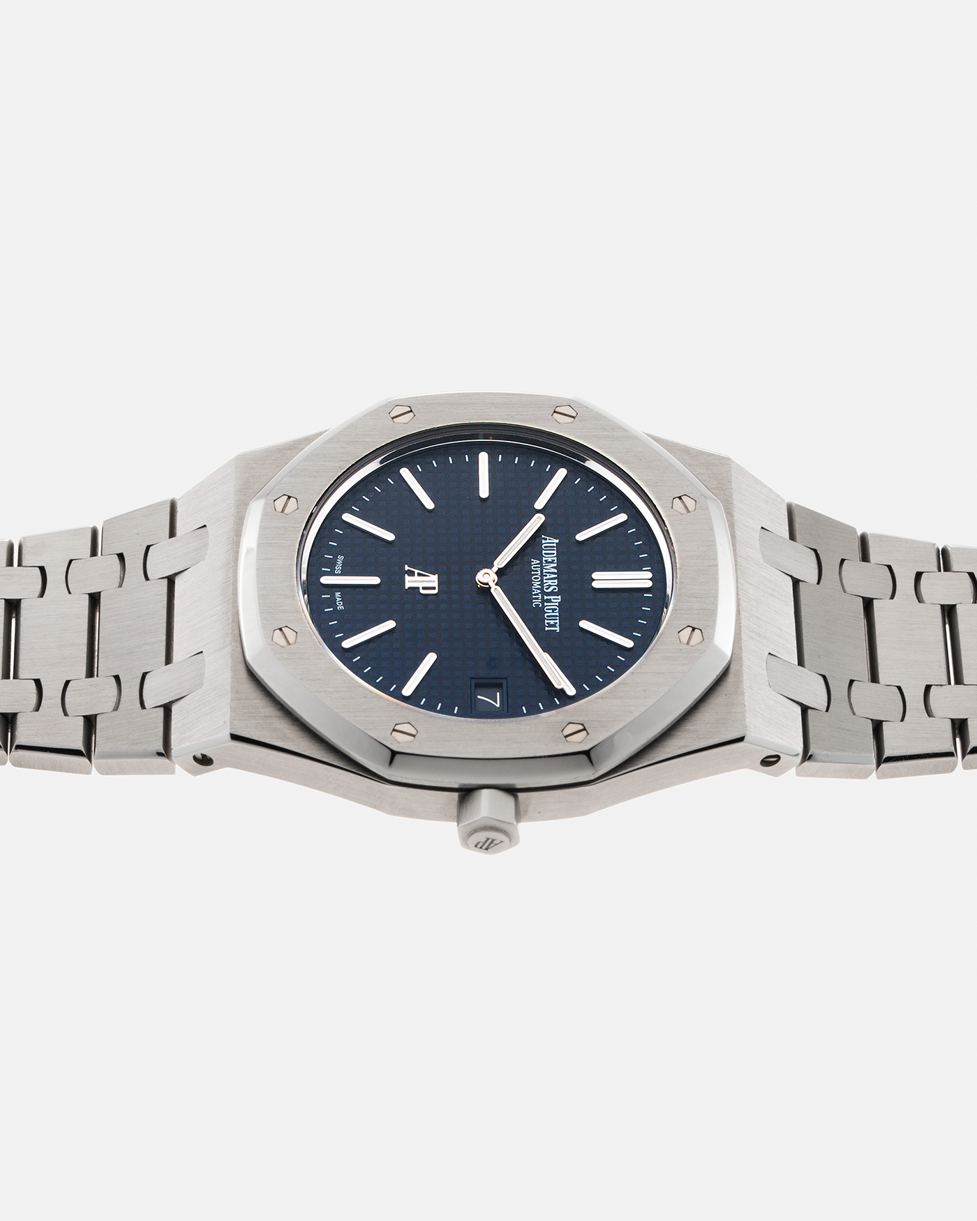 Brand: Audemars Piguet Year: 2014 Model: Royal Oak Reference Number: 15202ST.OO.1240ST.01 Material: Stainless Steel Movement: Audemars Piguet Cal. 2121 (Derived from JLC Cal. 920), Self-Winding Case Dimensions: 39mm x 8.1mm Bracelet: Audemars Piguet Stainless Steel Integrated Bracelet