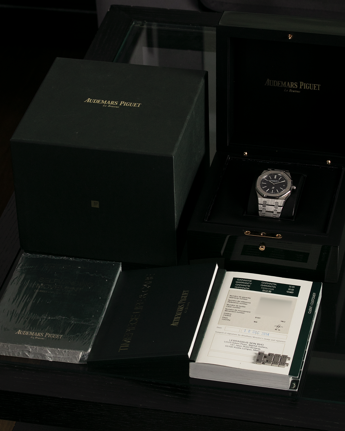 Brand: Audemars Piguet Year: 2014 Model: Royal Oak Reference Number: 15202ST.OO.1240ST.01 Material: Stainless Steel Movement: Audemars Piguet Cal. 2121 (Derived from JLC Cal. 920), Self-Winding Case Dimensions: 39mm x 8.1mm Bracelet: Audemars Piguet Stainless Steel Integrated Bracelet