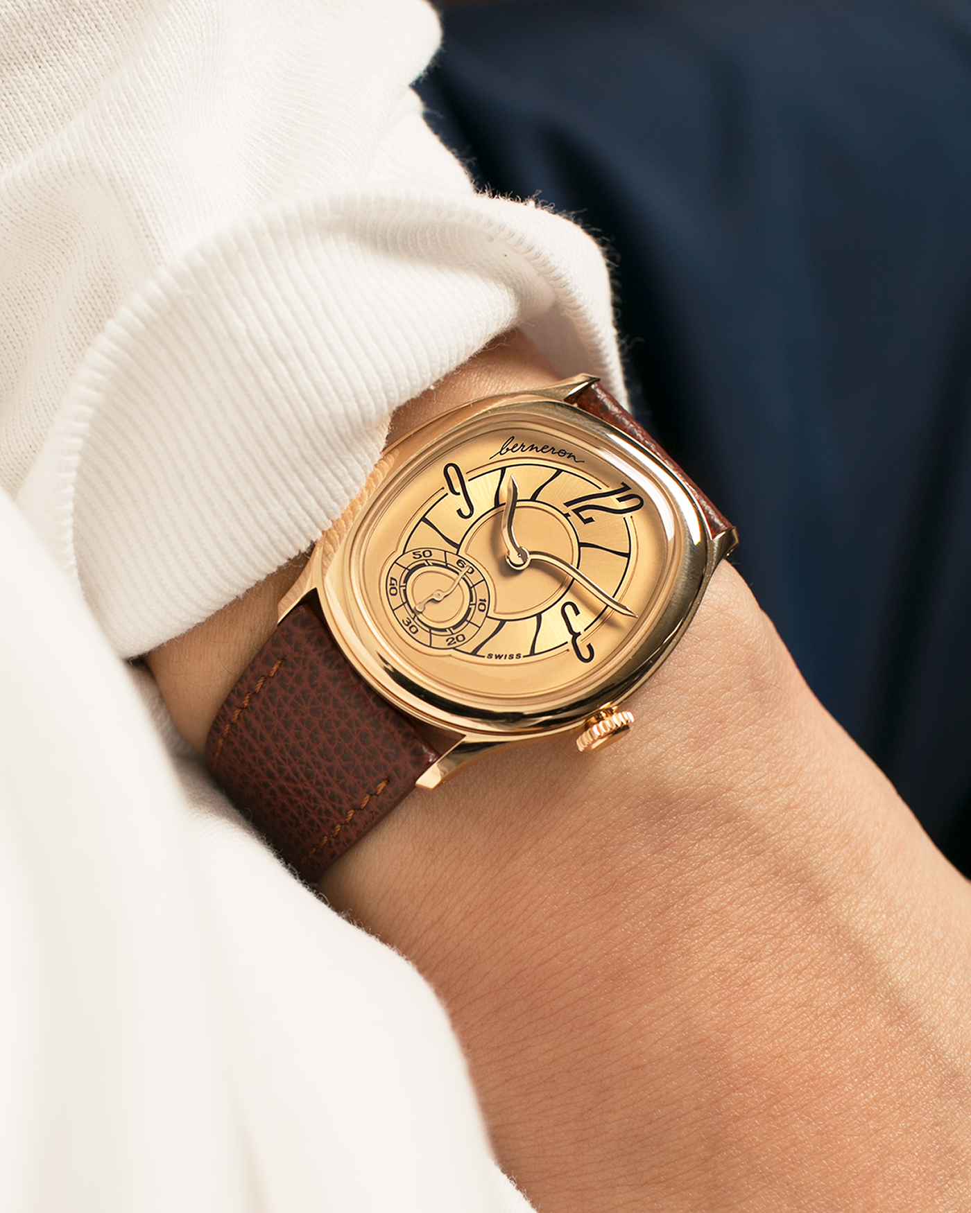 Brand: Berneron
Year: 2026
Model: Mirage 38 Sienna
Reference Number: 3438MS.G02
Material: Rose Gold
Movement: In-House, Manually-Wound Cal. 233
Case Dimensions: 38mm X 34mm (7mm Thickness)
Lug Width: 20mm
Strap: Berneron Red Brown Barenia Leather Strap and Berneron 18k Rose Gold Tang Buckle