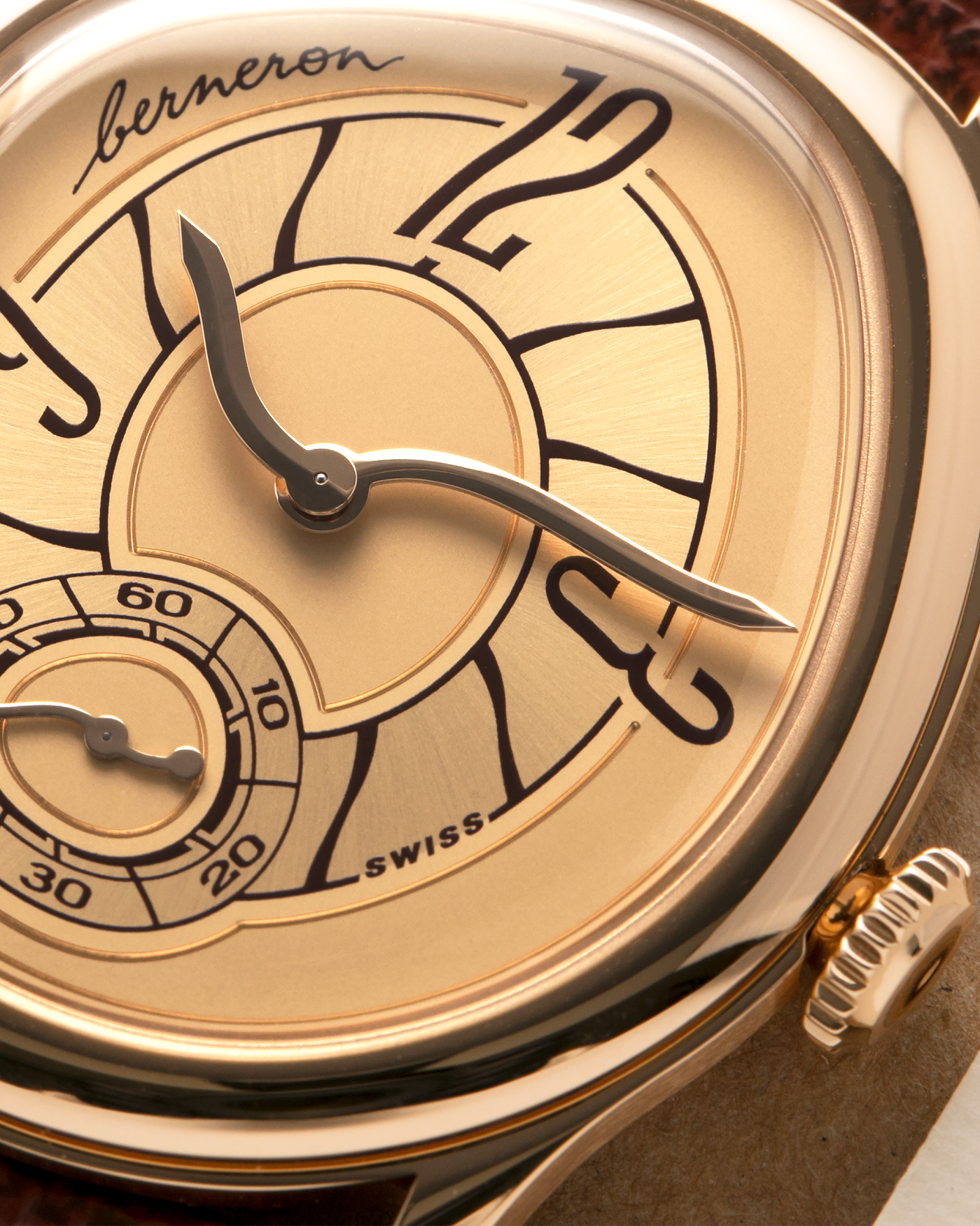 Brand: Berneron
Year: 2026
Model: Mirage 38 Sienna
Reference Number: 3438MS.G02
Material: Rose Gold
Movement: In-House, Manually-Wound Cal. 233
Case Dimensions: 38mm X 34mm (7mm Thickness)
Lug Width: 20mm
Strap: Berneron Red Brown Barenia Leather Strap and Berneron 18k Rose Gold Tang Buckle