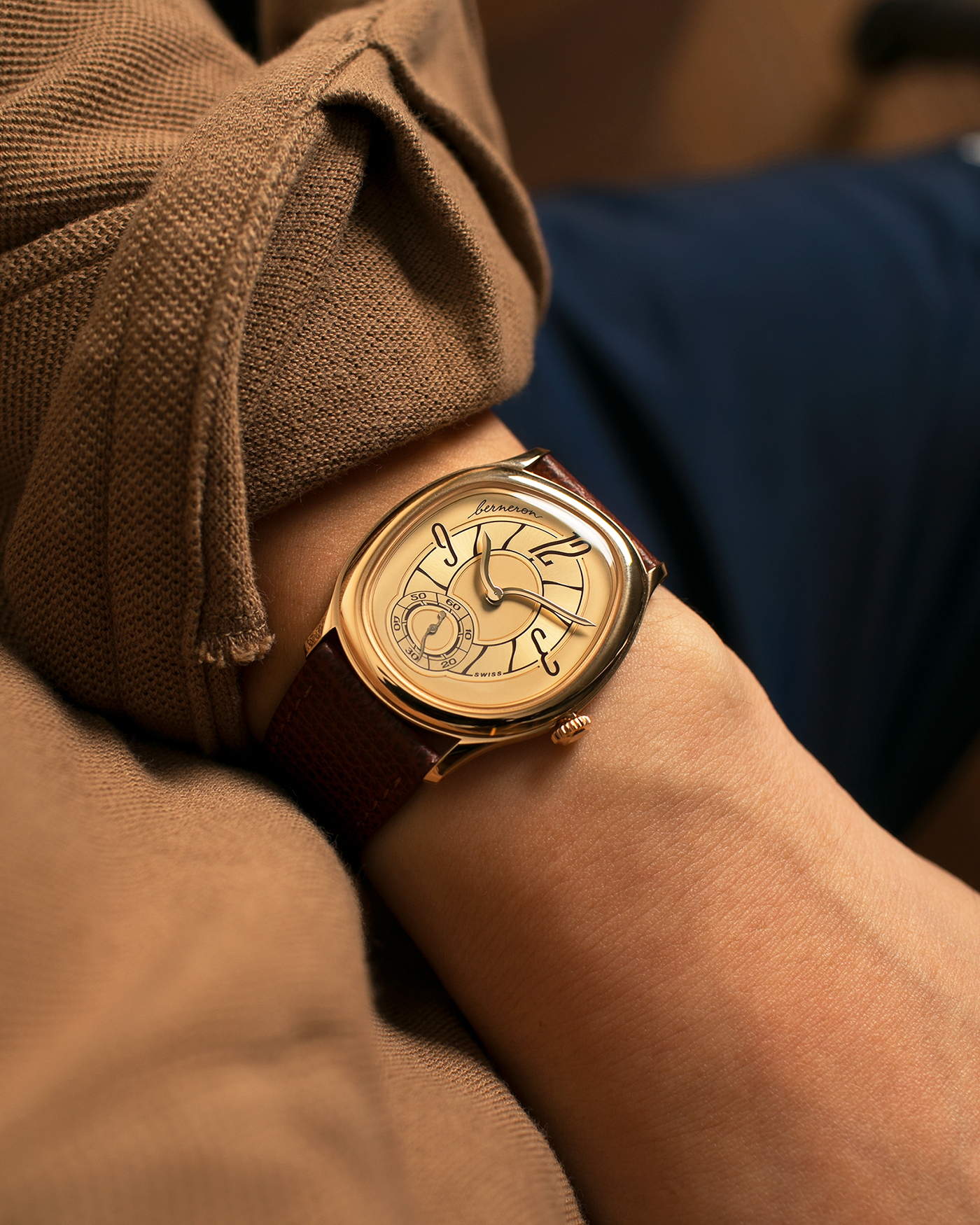 Brand: Berneron
Year: 2026
Model: Mirage 38 Sienna
Reference Number: 3438MS.G02
Material: Rose Gold
Movement: In-House, Manually-Wound Cal. 233
Case Dimensions: 38mm X 34mm (7mm Thickness)
Lug Width: 20mm
Strap: Berneron Red Brown Barenia Leather Strap and Berneron 18k Rose Gold Tang Buckle