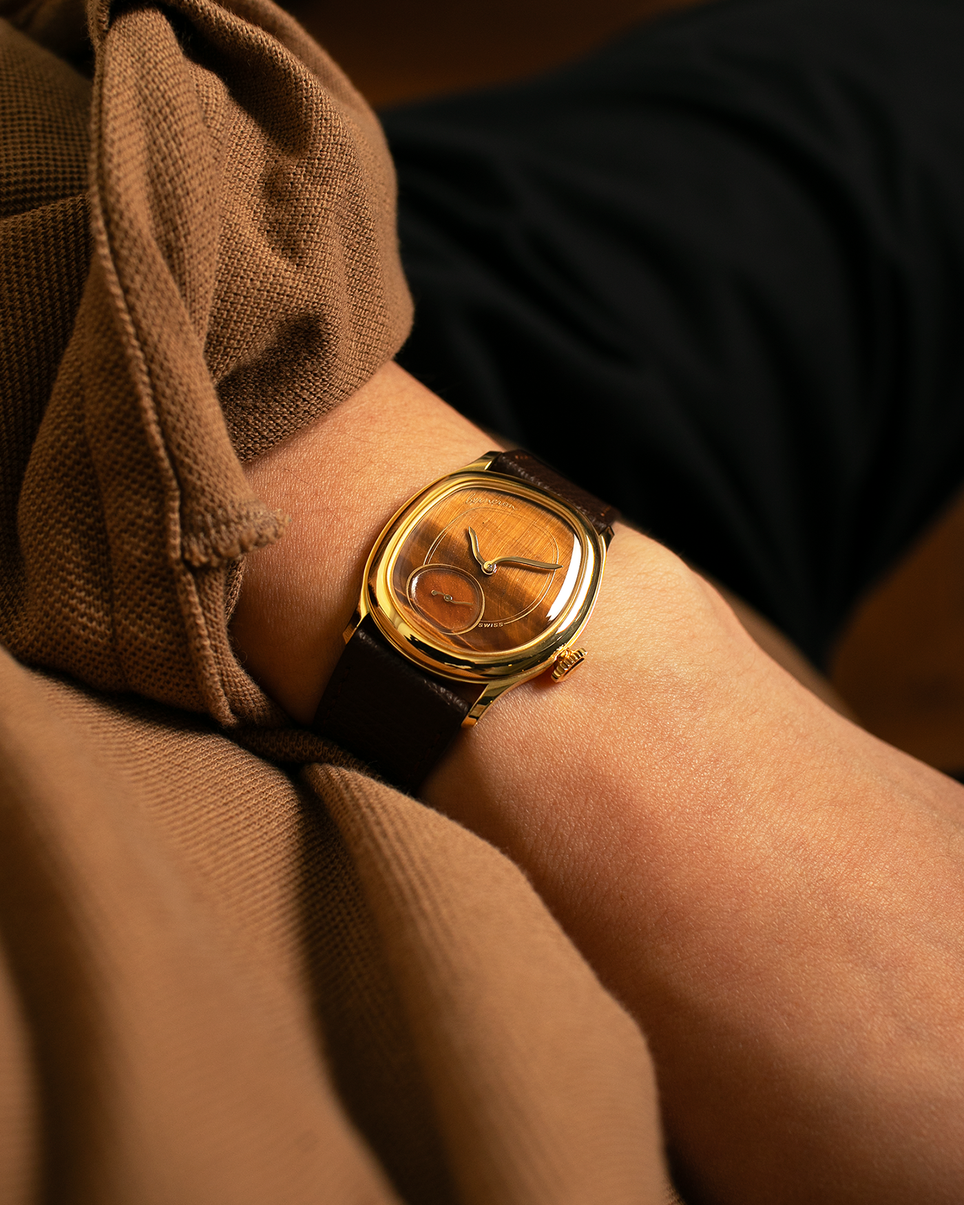 Brand: Berneron
Year: 2025
Model: Mirage 34 Tiger Eye
Reference Number: 3034MS.G23
Material: 18k Yellow Gold
Movement: In-House, Manually-Wound Cal. 215
Case Dimensions: 34mm X 30mm (7mm Thickness)
Strap: Berneron Red Brown Barenia Leather Strap and Berneron 18k Yellow Gold Tang Buckle