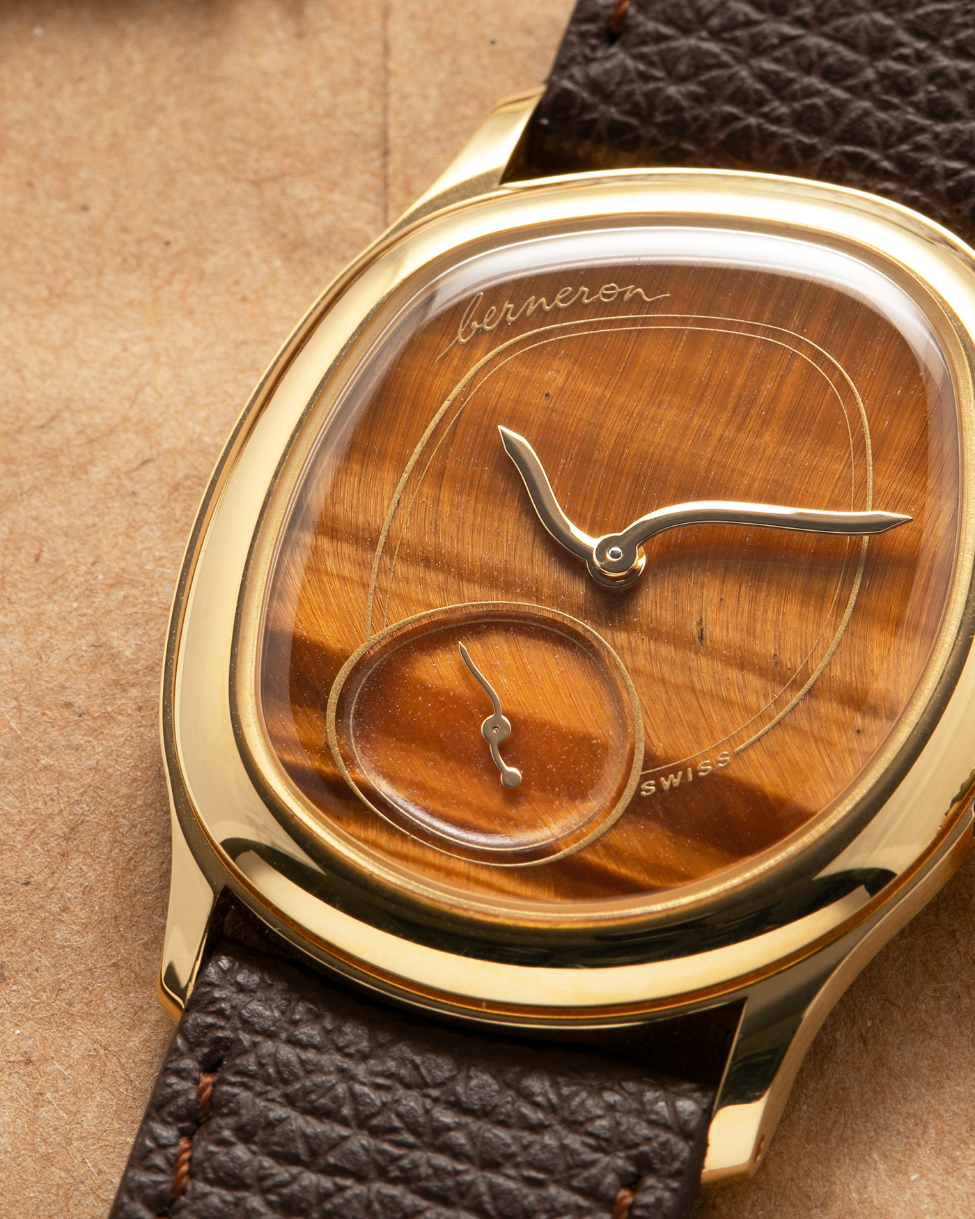 Brand: Berneron
Year: 2025
Model: Mirage 34 Tiger Eye
Reference Number: 3034MS.G23
Material: 18k Yellow Gold
Movement: In-House, Manually-Wound Cal. 215
Case Dimensions: 34mm X 30mm (7mm Thickness)
Strap: Berneron Red Brown Barenia Leather Strap and Berneron 18k Yellow Gold Tang Buckle