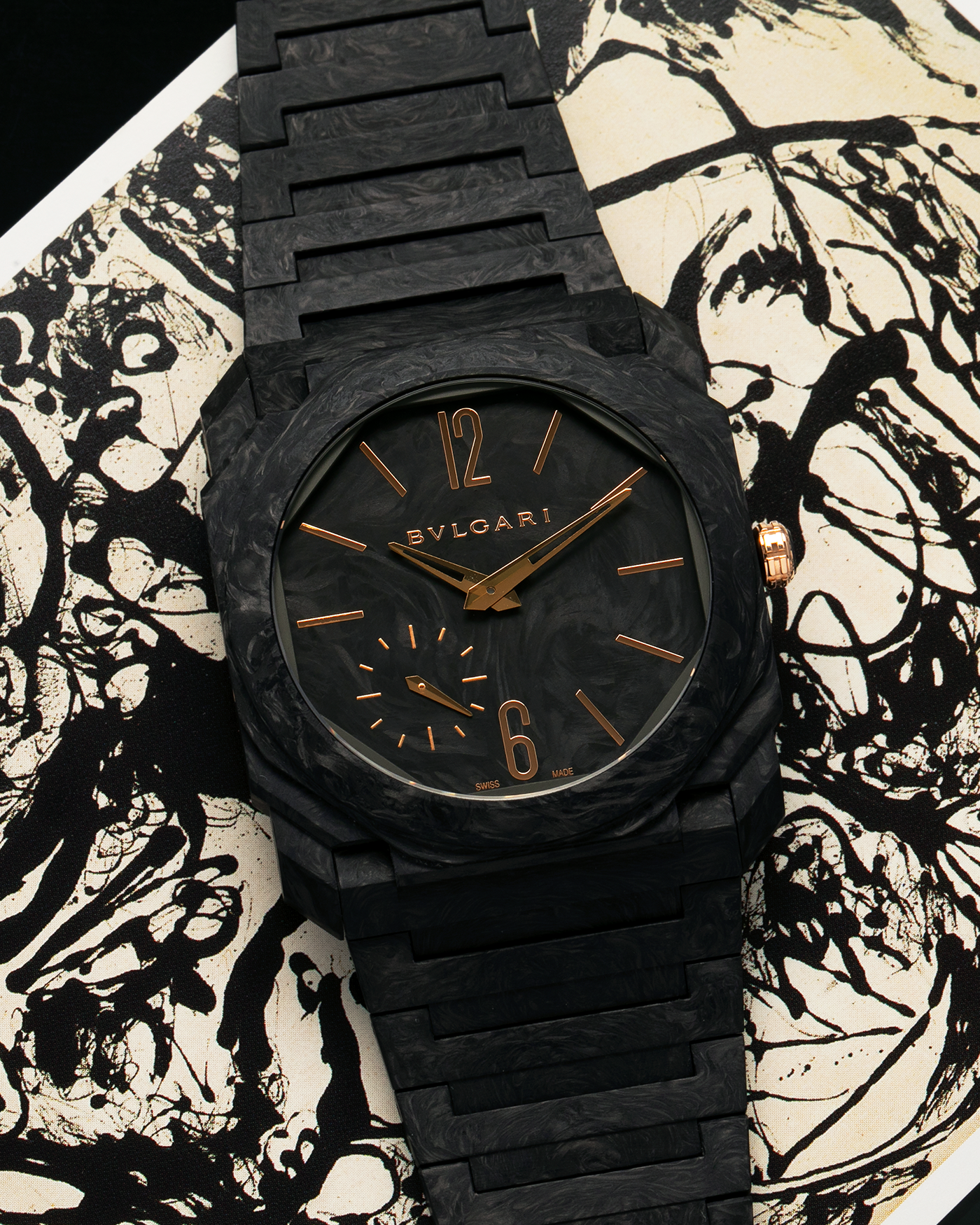 Brand: Bvlgari
Year: 2023
Model: Octo Finissimo ‘CarbonGold’ Automatic
Reference: 103779
Material: Carbon Case, 18-carat Rose Gold Crown and Movement, Ceramic Crown Insert
Movement: Bvlgari Cal. BVL 138, Rose Gold-Coated Platinum Micro Rotor, Self-Winding
Case Diameter: 40mm x 6.9mm (Lug-to-Lug 46.5mm)
Bracelet: Bvlgari Integrated Carbon Bracelet with Signed Folding Clasp