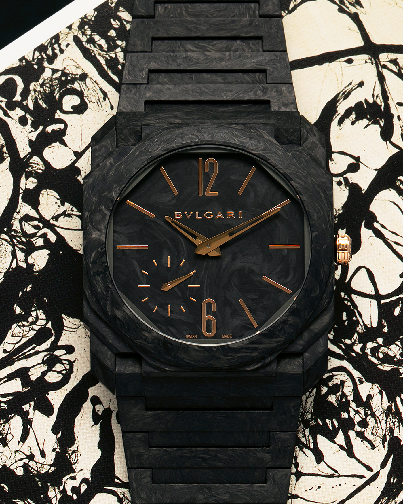 Brand: Bvlgari
Year: 2023
Model: Octo Finissimo ‘CarbonGold’ Automatic
Reference: 103779
Material: Carbon Case, 18-carat Rose Gold Crown and Movement, Ceramic Crown Insert
Movement: Bvlgari Cal. BVL 138, Rose Gold-Coated Platinum Micro Rotor, Self-Winding
Case Diameter: 40mm x 6.9mm (Lug-to-Lug 46.5mm)
Bracelet: Bvlgari Integrated Carbon Bracelet with Signed Folding Clasp