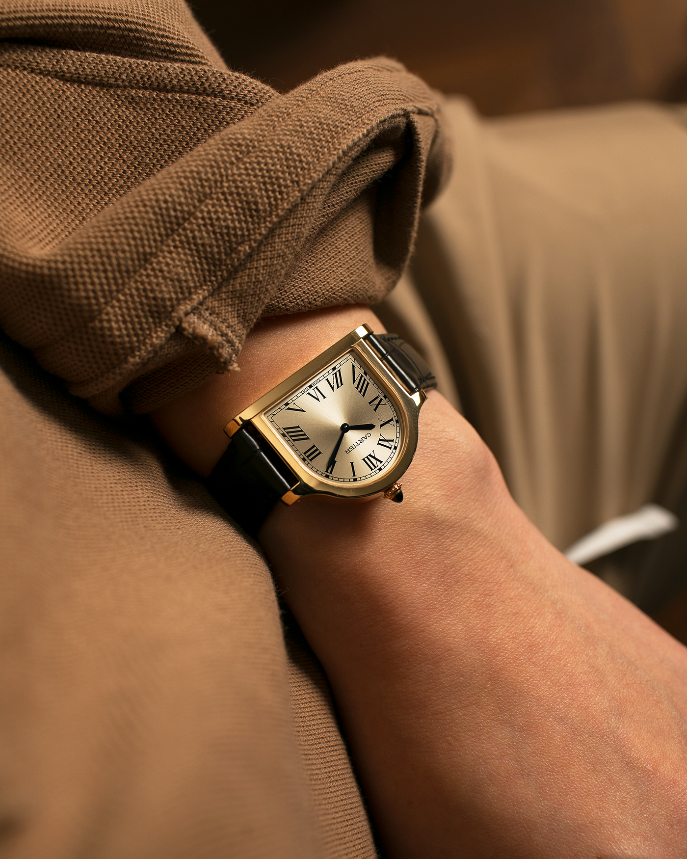 Brand: Cartier
Year: 2021
Model: Privé Collection Cloche De Cartier, Limited to 100 Pieces
Reference: WGCC0002
Material: 18-carat Yellow Gold
Movement: Cartier Cal. 1917MC, Manual-Winding
Case Dimensions: 37.15mm (Including Lugs) x 28.75mm and 6.7mm
Lug Width: 16mm
Strap: Cartier Black Alligator Leather Strap with Signed 18-carat Yellow Gold Tang Buckle