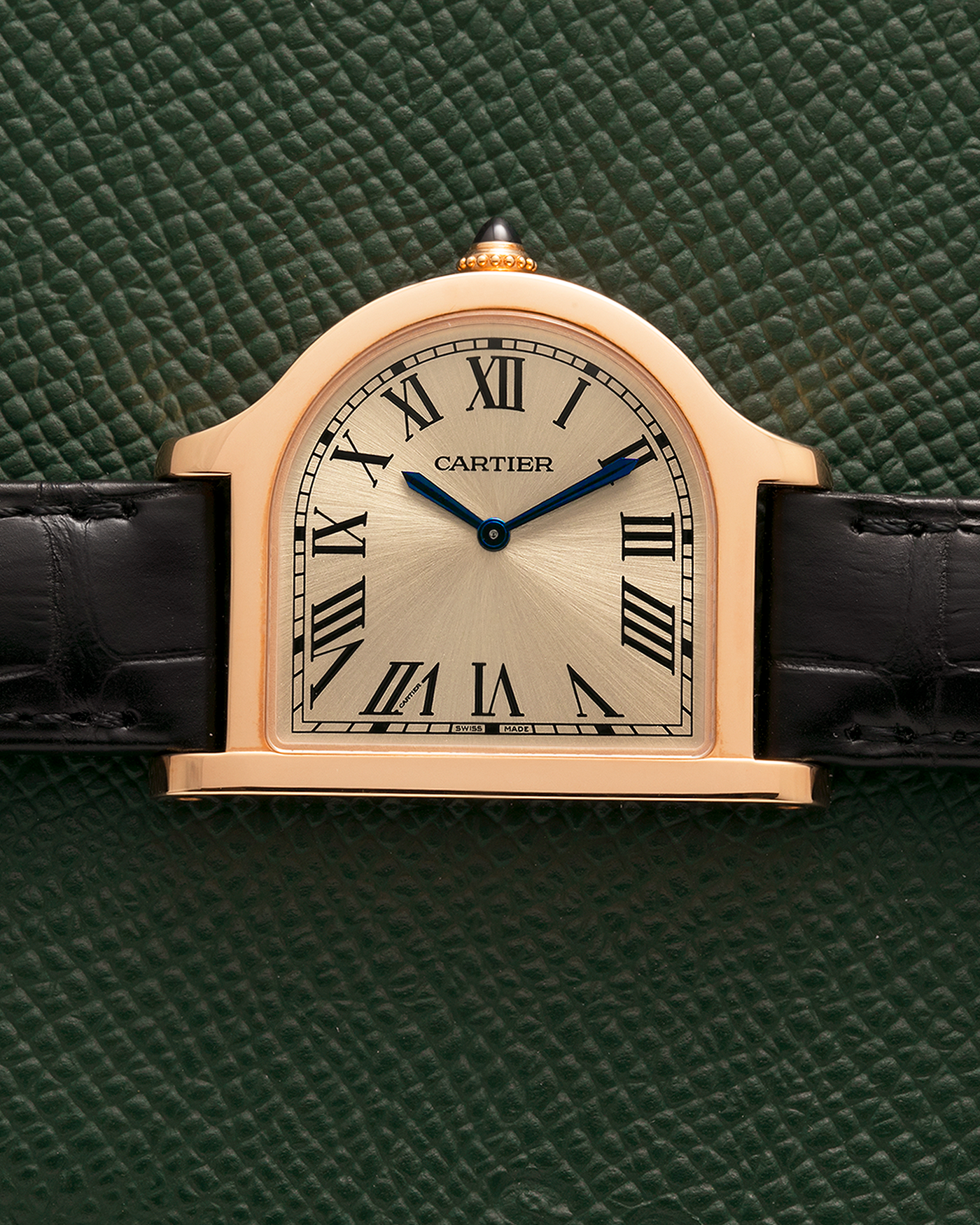 Brand: Cartier
Year: 2021
Model: Privé Collection Cloche De Cartier, Limited to 100 Pieces
Reference: WGCC0002
Material: 18-carat Yellow Gold
Movement: Cartier Cal. 1917MC, Manual-Winding
Case Dimensions: 37.15mm (Including Lugs) x 28.75mm and 6.7mm
Lug Width: 16mm
Strap: Cartier Black Alligator Leather Strap with Signed 18-carat Yellow Gold Tang Buckle