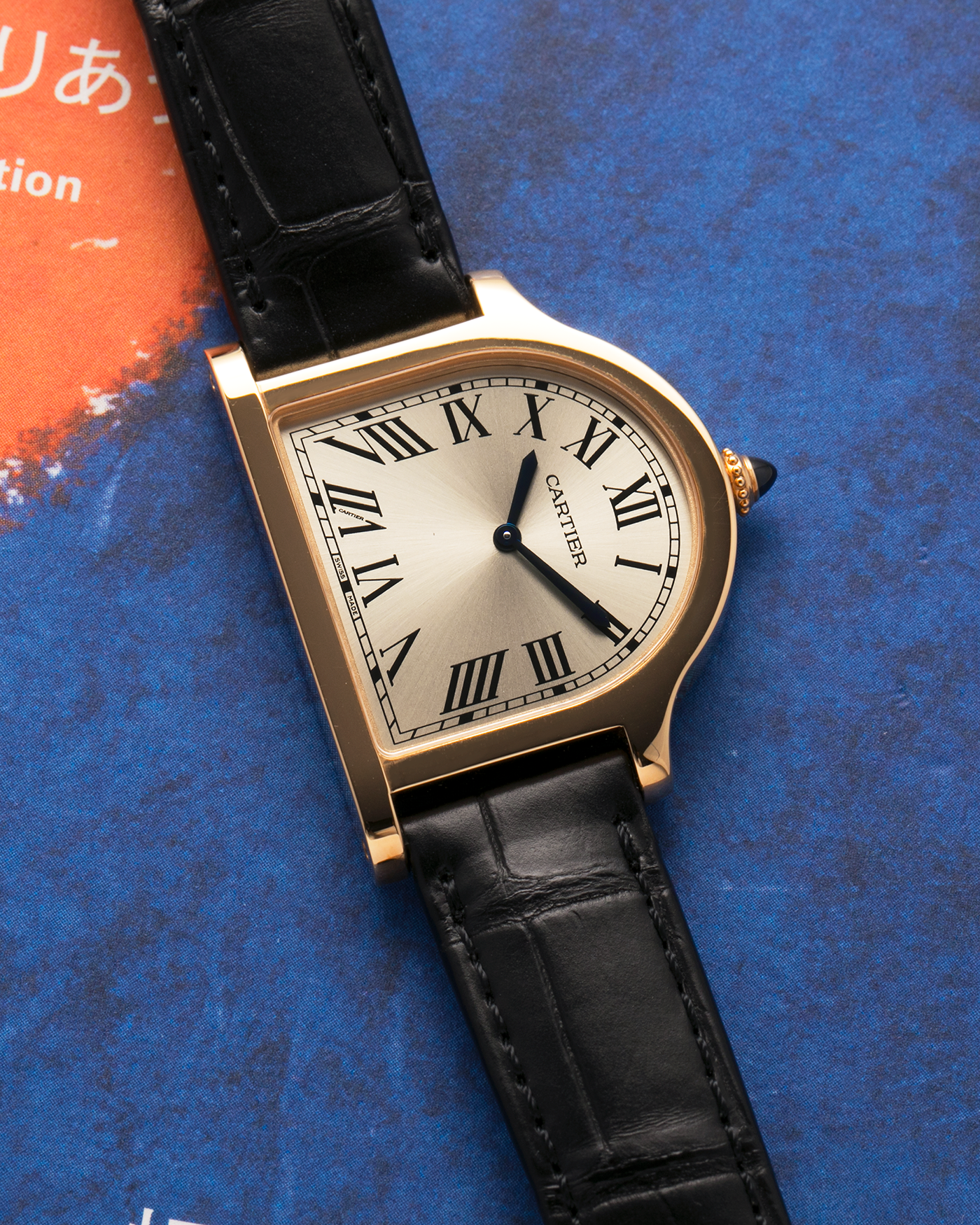 Brand: Cartier
Year: 2021
Model: Privé Collection Cloche De Cartier, Limited to 100 Pieces
Reference: WGCC0002
Material: 18-carat Yellow Gold
Movement: Cartier Cal. 1917MC, Manual-Winding
Case Dimensions: 37.15mm (Including Lugs) x 28.75mm and 6.7mm
Lug Width: 16mm
Strap: Cartier Black Alligator Leather Strap with Signed 18-carat Yellow Gold Tang Buckle