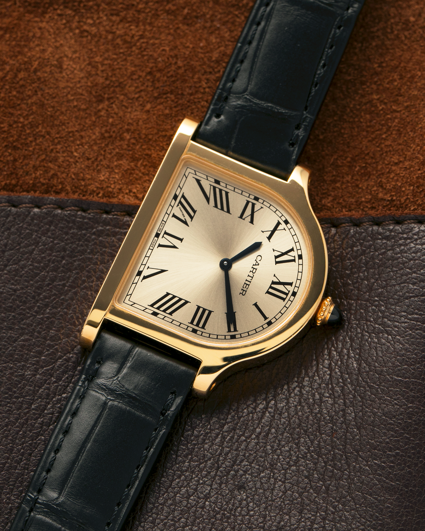 Brand: Cartier
Year: 2021
Model: Privé Collection Cloche De Cartier, Limited to 100 Pieces
Reference: WGCC0002
Material: 18-carat Yellow Gold
Movement: Cartier Cal. 1917MC, Manual-Winding
Case Dimensions: 37.15mm (Including Lugs) x 28.75mm and 6.7mm
Lug Width: 16mm
Strap: Cartier Black Alligator Leather Strap with Signed 18-carat Yellow Gold Tang Buckle