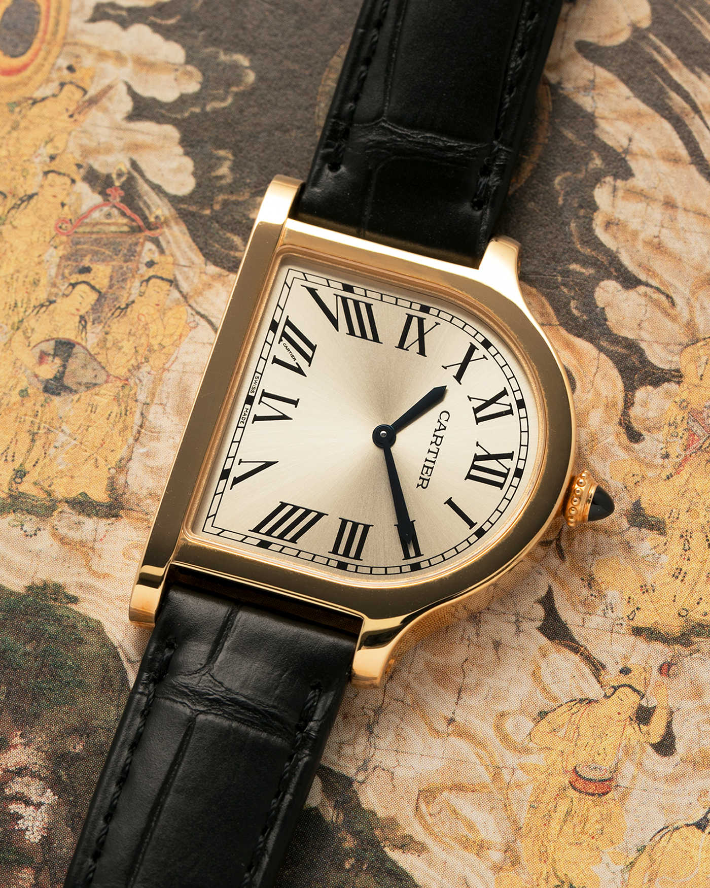 Brand: Cartier
Year: 2021
Model: Privé Collection Cloche De Cartier, Limited to 100 Pieces
Reference: WGCC0002
Material: 18-carat Yellow Gold
Movement: Cartier Cal. 1917MC, Manual-Winding
Case Dimensions: 37.15mm (Including Lugs) x 28.75mm and 6.7mm
Lug Width: 16mm
Strap: Cartier Black Alligator Leather Strap with Signed 18-carat Yellow Gold Tang Buckle