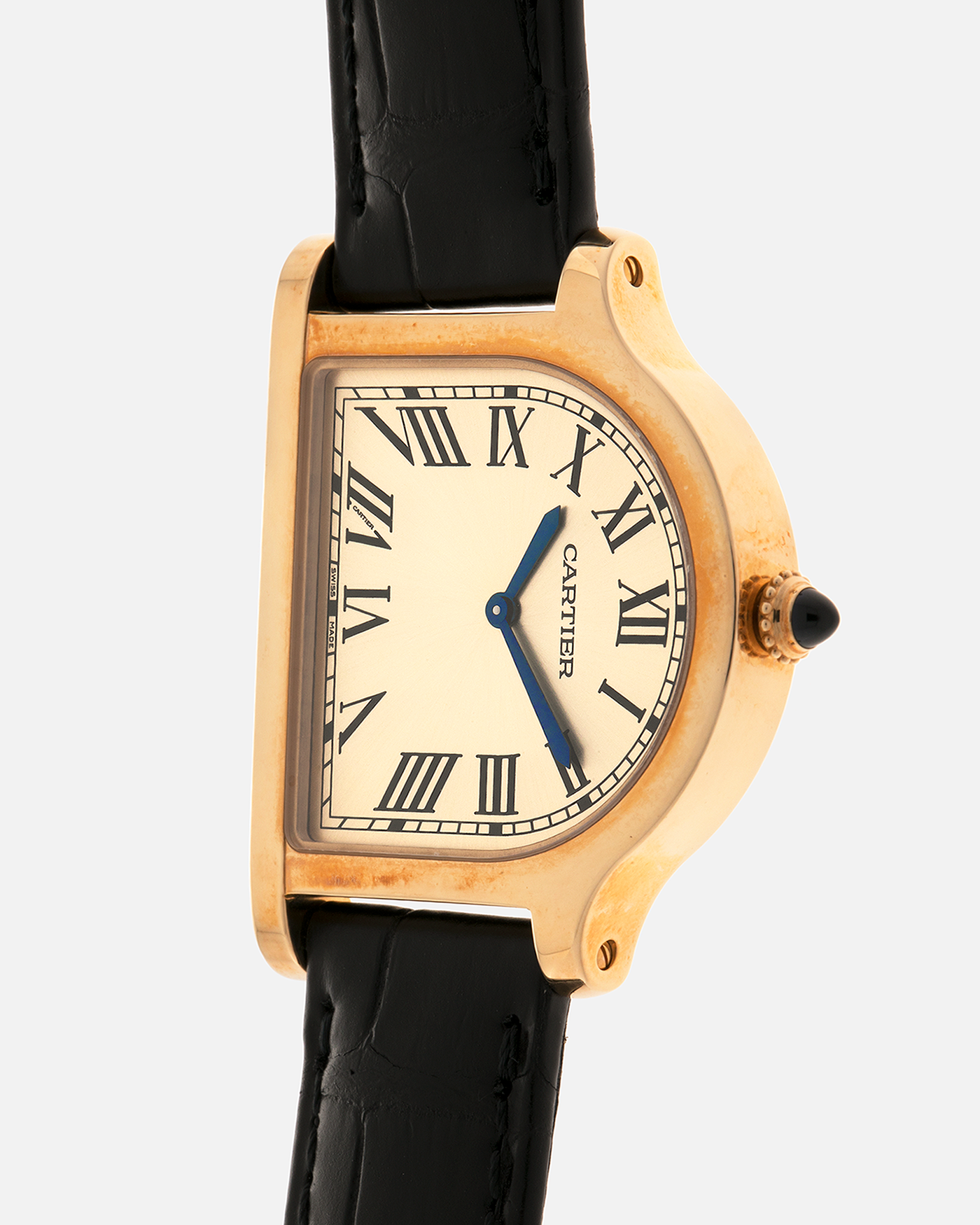 Brand: Cartier
Year: 2021
Model: Privé Collection Cloche De Cartier, Limited to 100 Pieces
Reference: WGCC0002
Material: 18-carat Yellow Gold
Movement: Cartier Cal. 1917MC, Manual-Winding
Case Dimensions: 37.15mm (Including Lugs) x 28.75mm and 6.7mm
Lug Width: 16mm
Strap: Cartier Black Alligator Leather Strap with Signed 18-carat Yellow Gold Tang Buckle