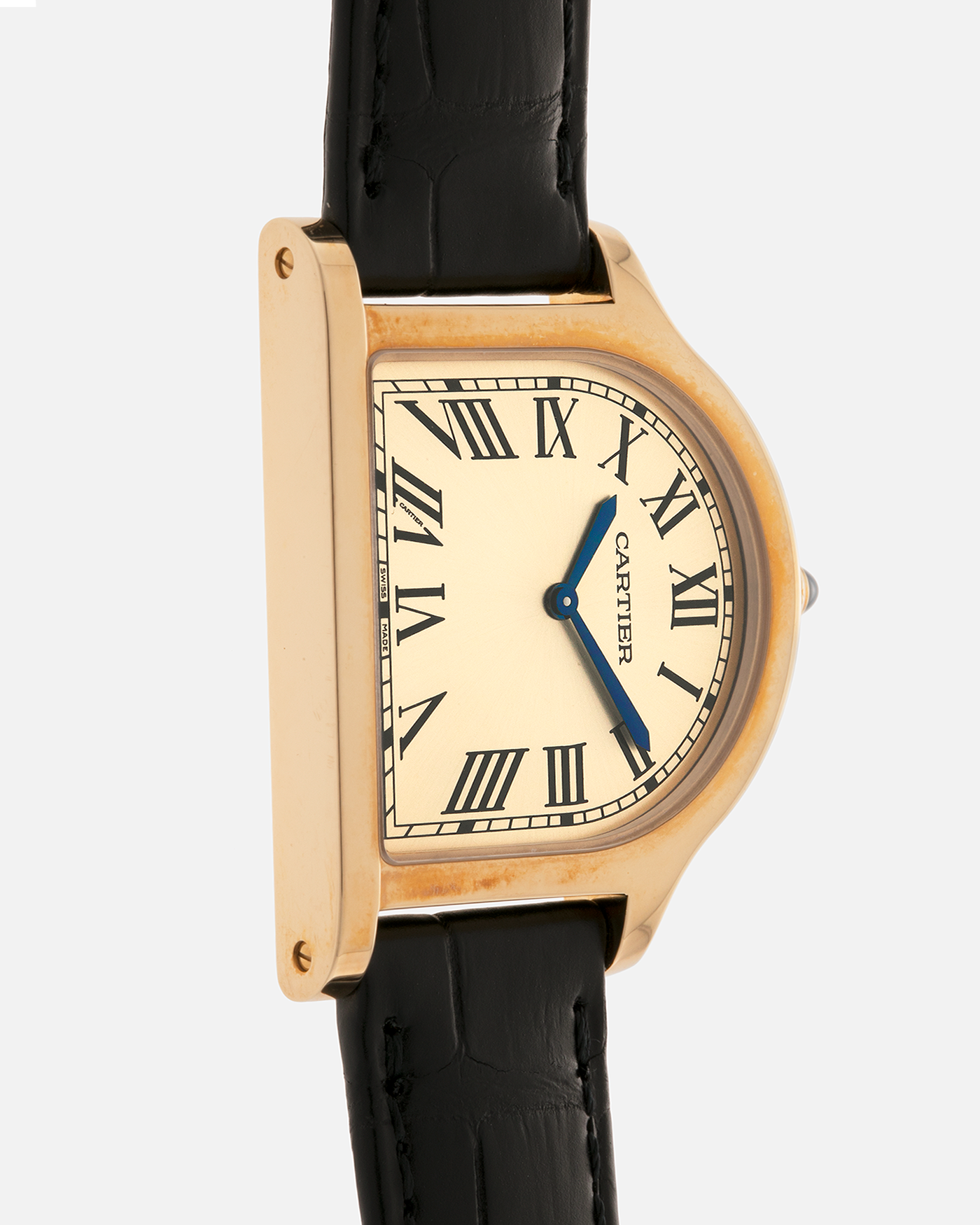 Brand: Cartier
Year: 2021
Model: Privé Collection Cloche De Cartier, Limited to 100 Pieces
Reference: WGCC0002
Material: 18-carat Yellow Gold
Movement: Cartier Cal. 1917MC, Manual-Winding
Case Dimensions: 37.15mm (Including Lugs) x 28.75mm and 6.7mm
Lug Width: 16mm
Strap: Cartier Black Alligator Leather Strap with Signed 18-carat Yellow Gold Tang Buckle