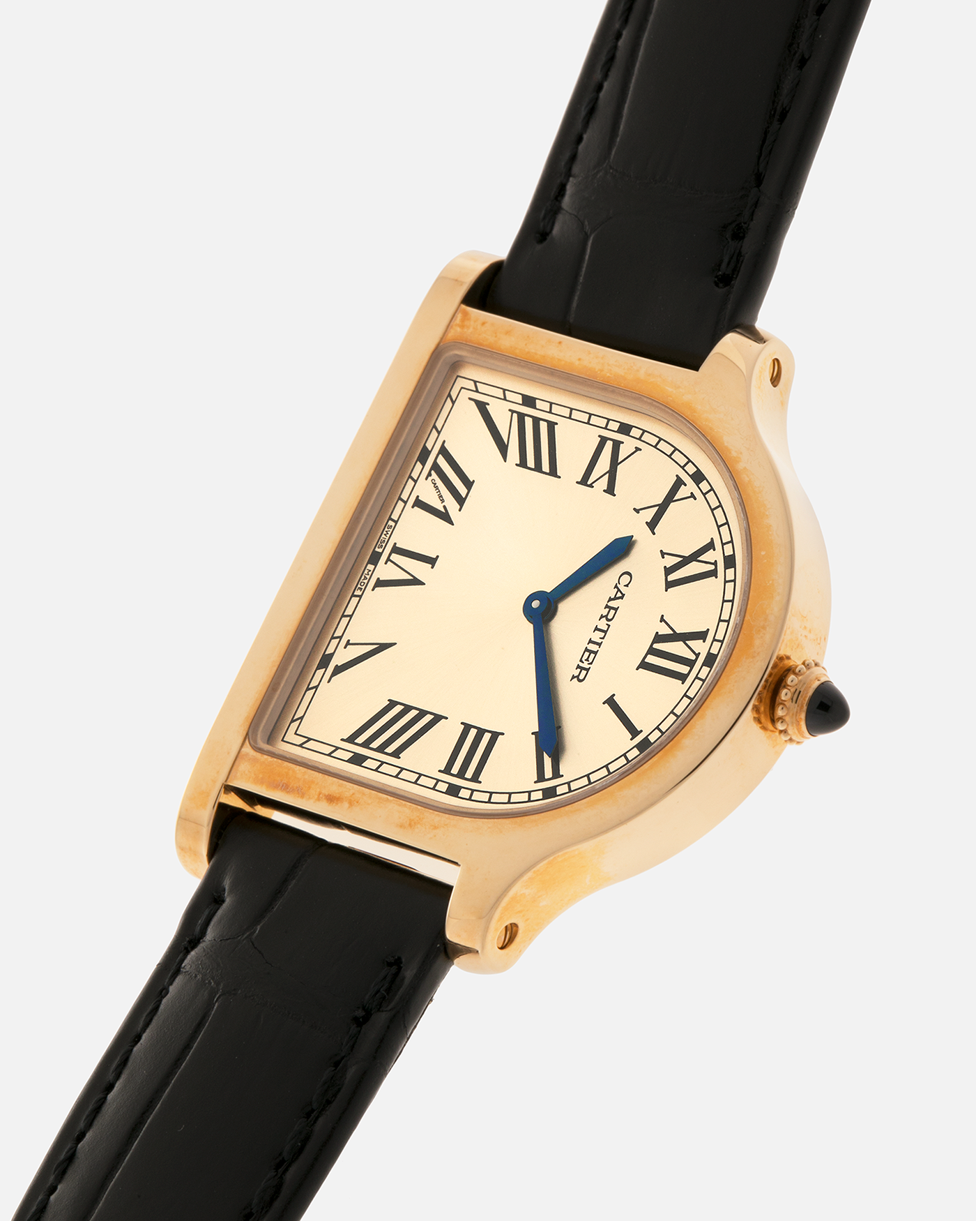 Brand: Cartier
Year: 2021
Model: Privé Collection Cloche De Cartier, Limited to 100 Pieces
Reference: WGCC0002
Material: 18-carat Yellow Gold
Movement: Cartier Cal. 1917MC, Manual-Winding
Case Dimensions: 37.15mm (Including Lugs) x 28.75mm and 6.7mm
Lug Width: 16mm
Strap: Cartier Black Alligator Leather Strap with Signed 18-carat Yellow Gold Tang Buckle