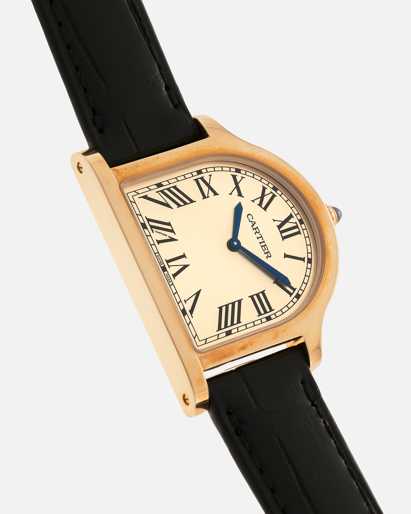 Brand: Cartier
Year: 2021
Model: Privé Collection Cloche De Cartier, Limited to 100 Pieces
Reference: WGCC0002
Material: 18-carat Yellow Gold
Movement: Cartier Cal. 1917MC, Manual-Winding
Case Dimensions: 37.15mm (Including Lugs) x 28.75mm and 6.7mm
Lug Width: 16mm
Strap: Cartier Black Alligator Leather Strap with Signed 18-carat Yellow Gold Tang Buckle